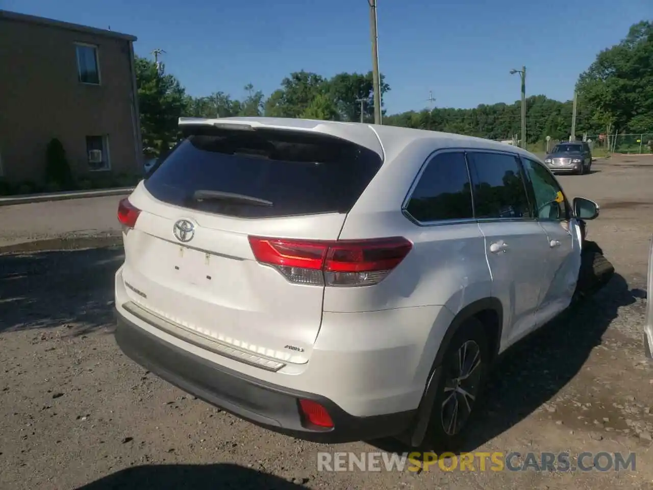 4 Photograph of a damaged car 5TDBZRFH1KS971749 TOYOTA HIGHLANDER 2019