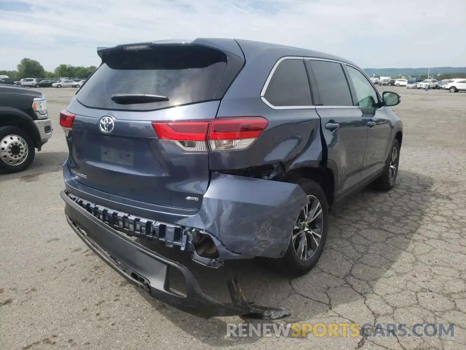 4 Photograph of a damaged car 5TDBZRFH1KS975168 TOYOTA HIGHLANDER 2019