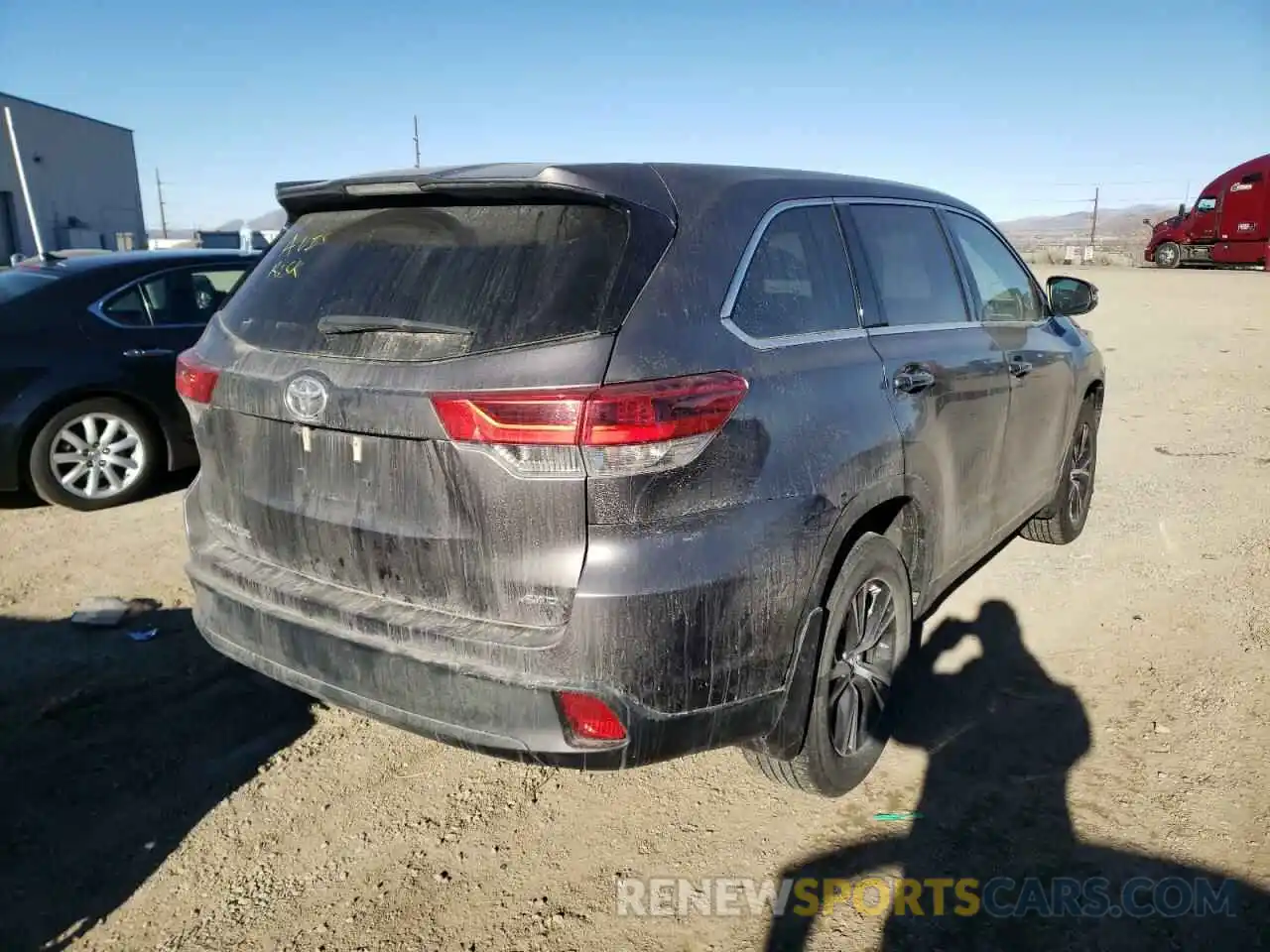 4 Photograph of a damaged car 5TDBZRFH1KS978863 TOYOTA HIGHLANDER 2019