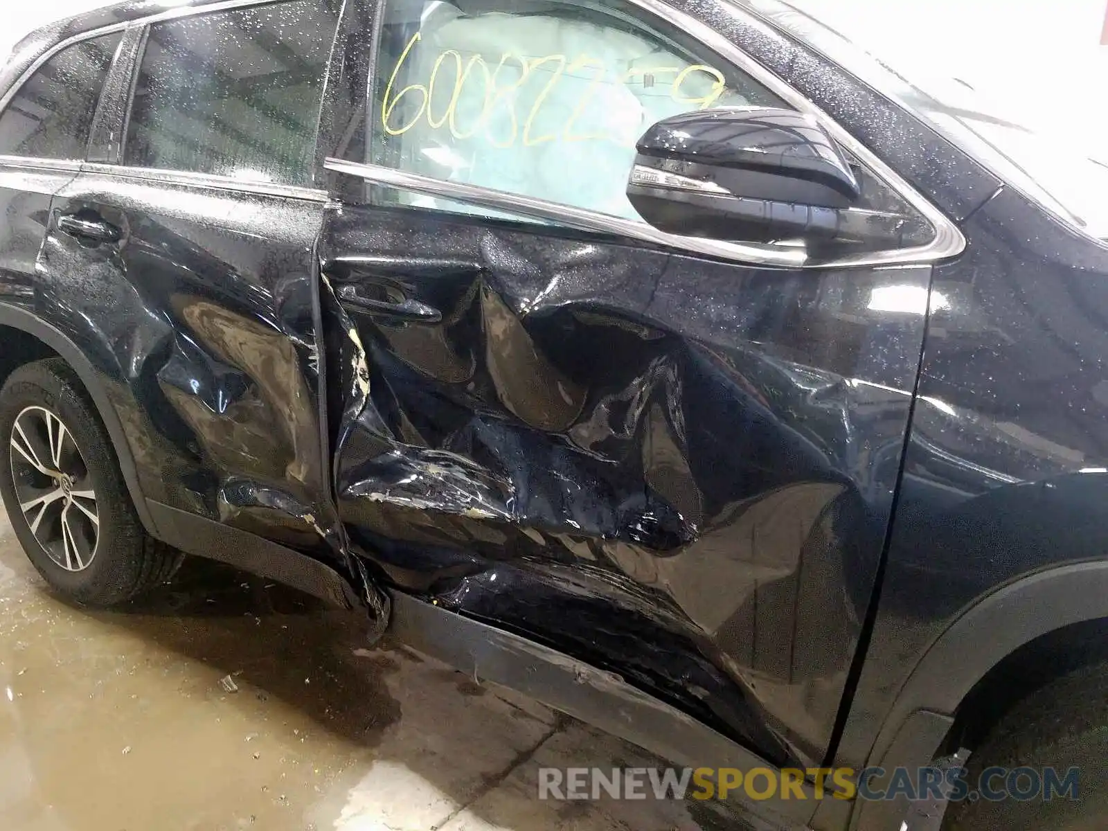 9 Photograph of a damaged car 5TDBZRFH1KS979219 TOYOTA HIGHLANDER 2019