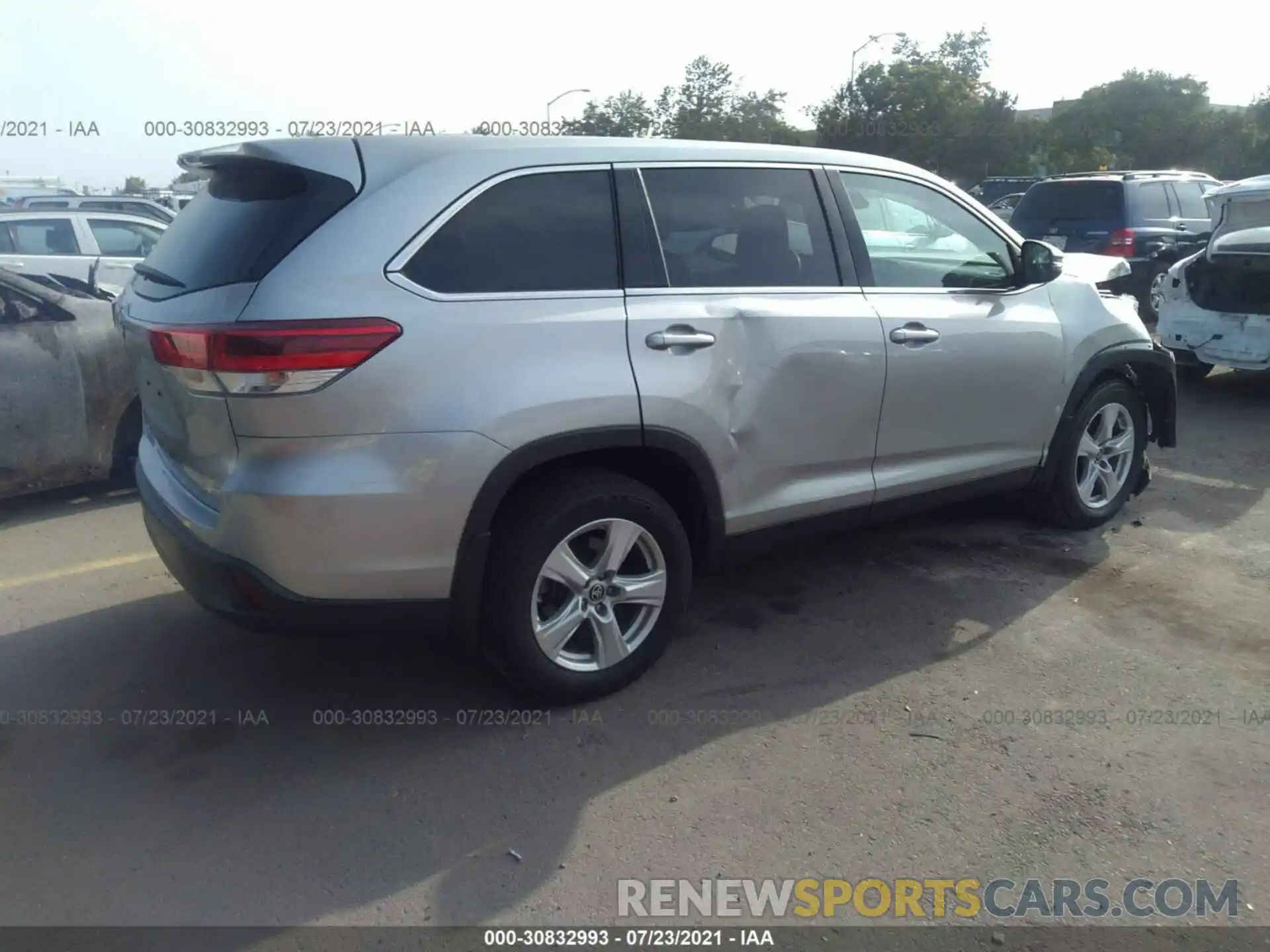 4 Photograph of a damaged car 5TDBZRFH1KS980581 TOYOTA HIGHLANDER 2019