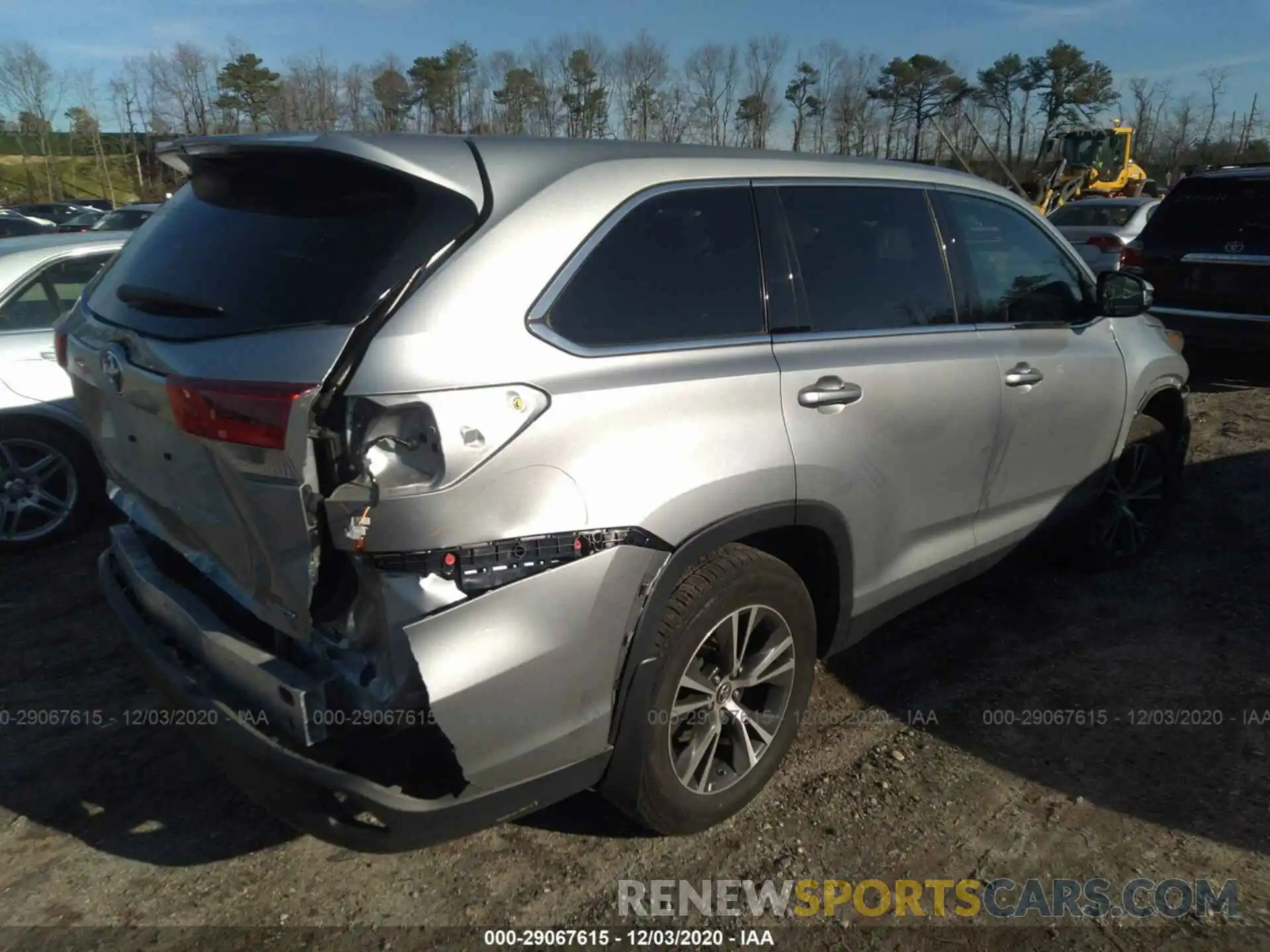 4 Photograph of a damaged car 5TDBZRFH1KS985358 TOYOTA HIGHLANDER 2019