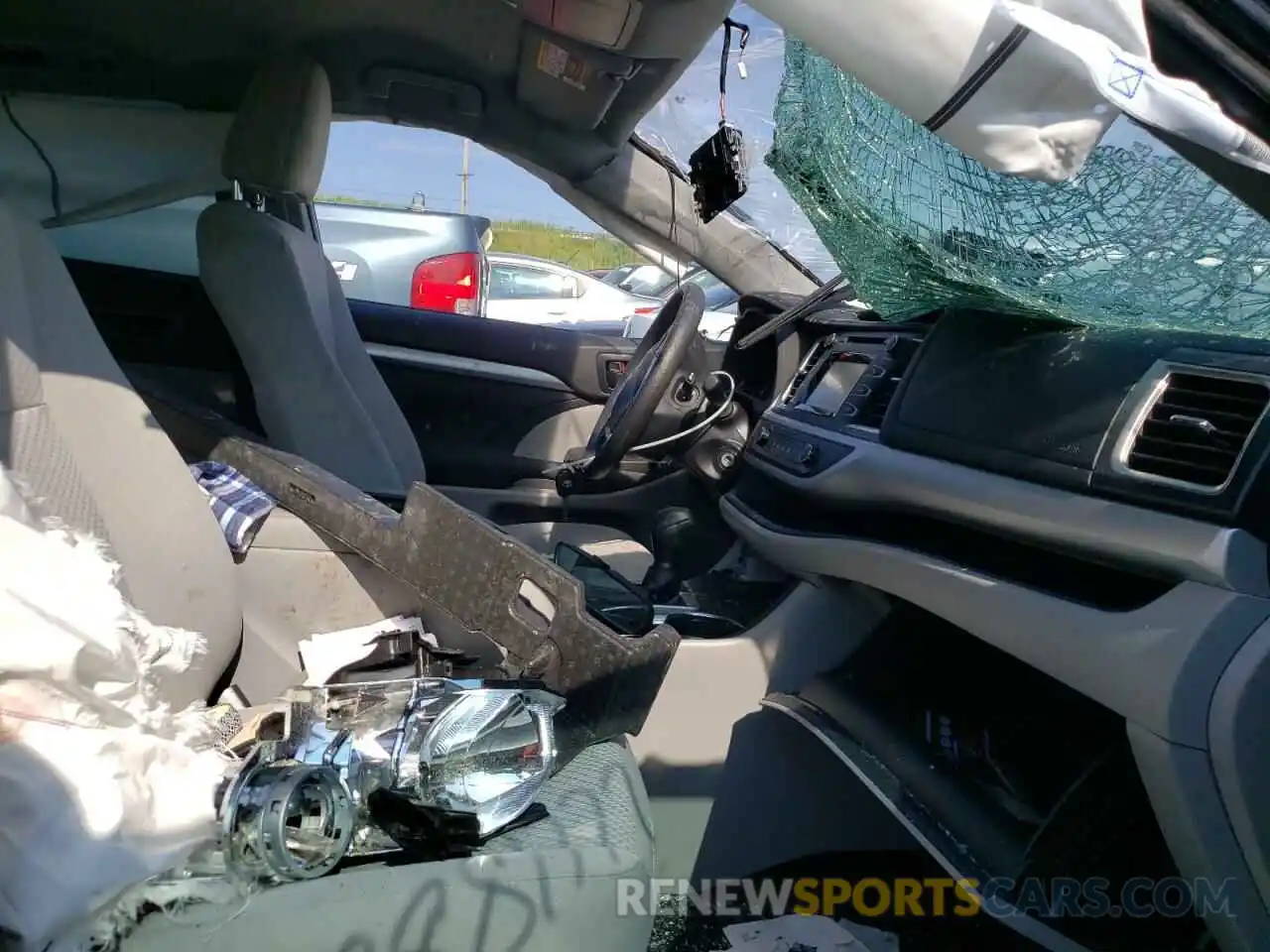 5 Photograph of a damaged car 5TDBZRFH2KS702868 TOYOTA HIGHLANDER 2019