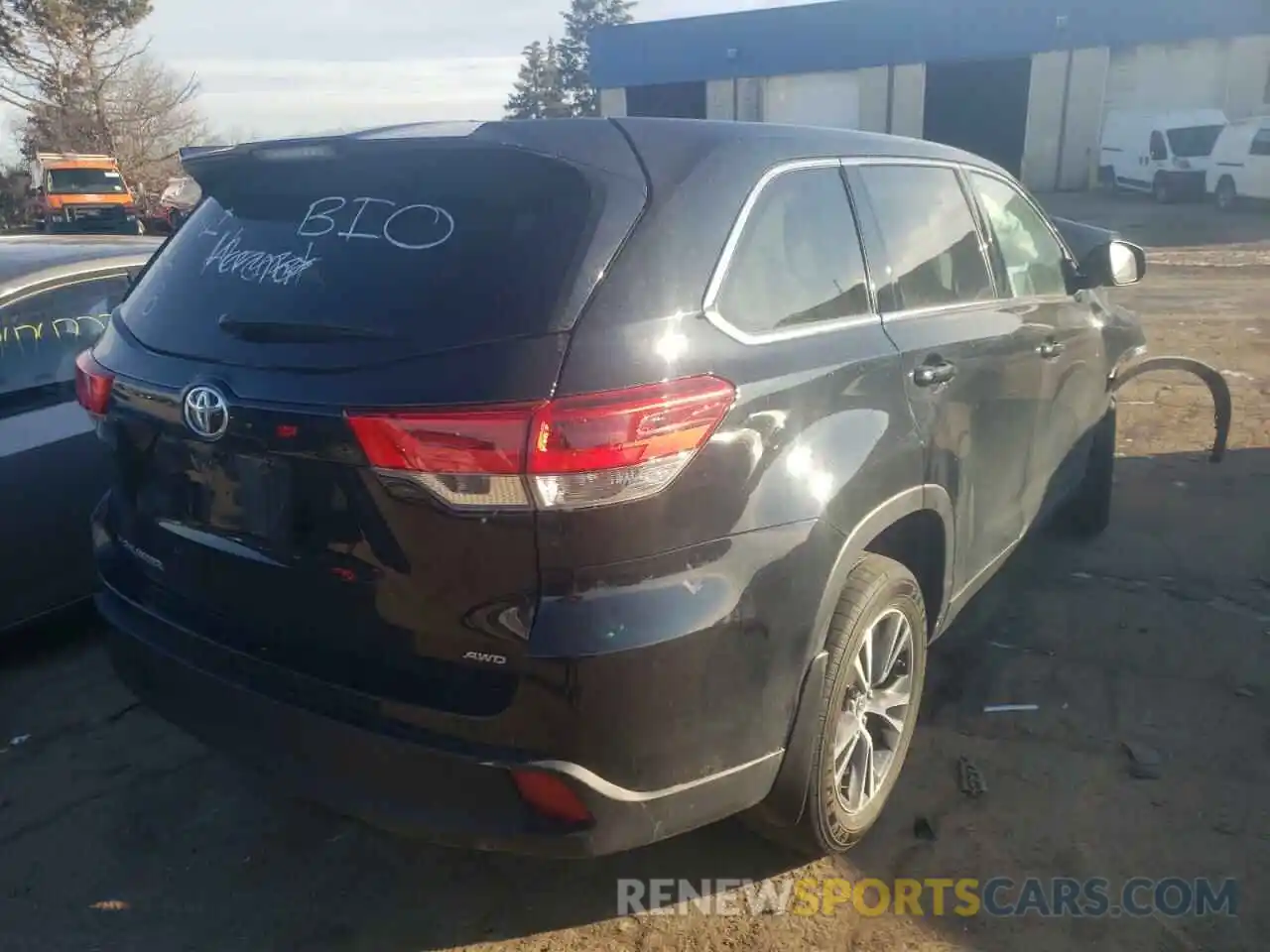 4 Photograph of a damaged car 5TDBZRFH2KS705608 TOYOTA HIGHLANDER 2019