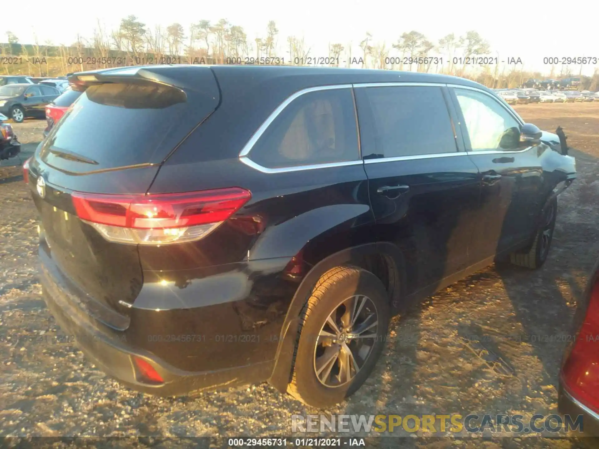 4 Photograph of a damaged car 5TDBZRFH2KS707925 TOYOTA HIGHLANDER 2019