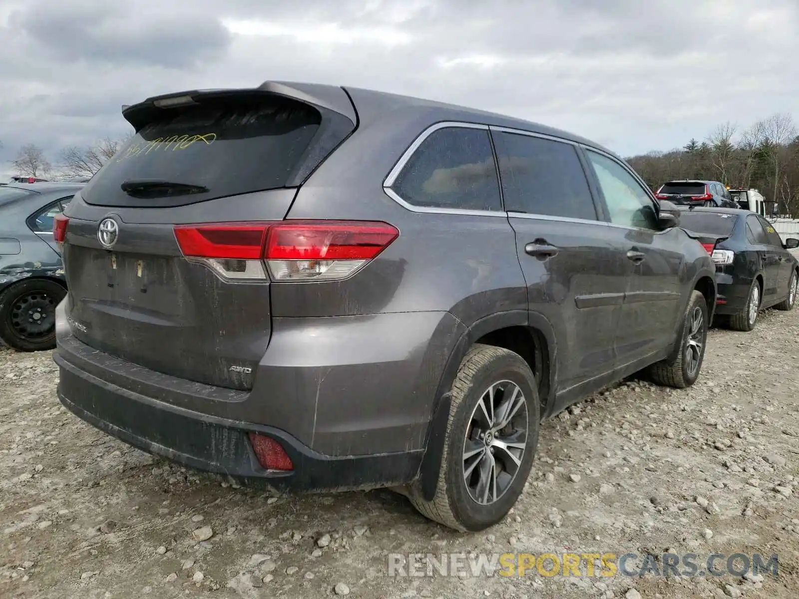 4 Photograph of a damaged car 5TDBZRFH2KS713983 TOYOTA HIGHLANDER 2019