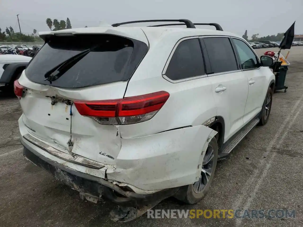 4 Photograph of a damaged car 5TDBZRFH2KS717449 TOYOTA HIGHLANDER 2019