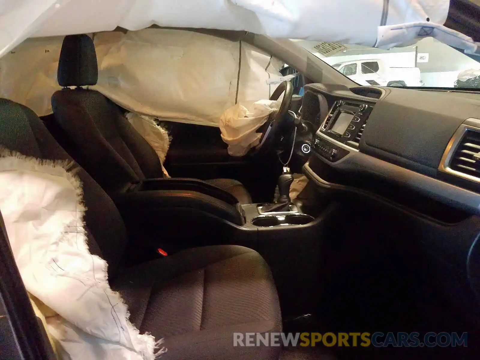 5 Photograph of a damaged car 5TDBZRFH2KS724787 TOYOTA HIGHLANDER 2019