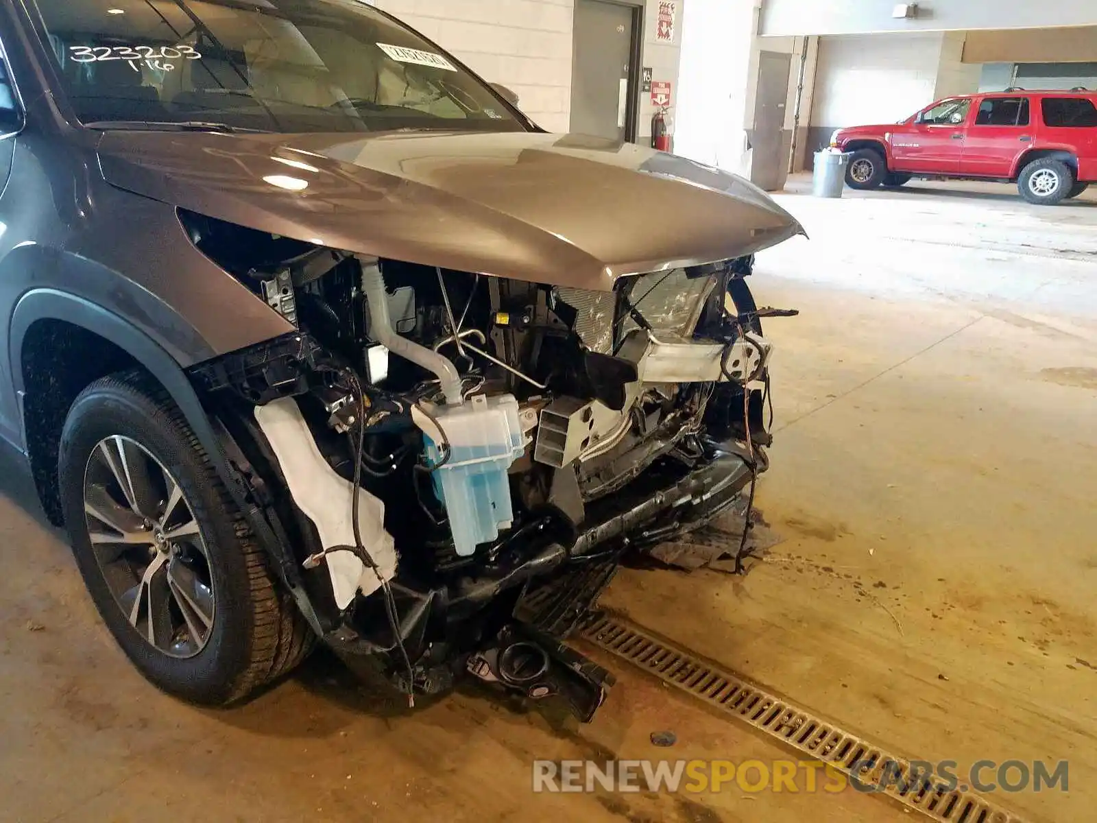 9 Photograph of a damaged car 5TDBZRFH2KS724787 TOYOTA HIGHLANDER 2019