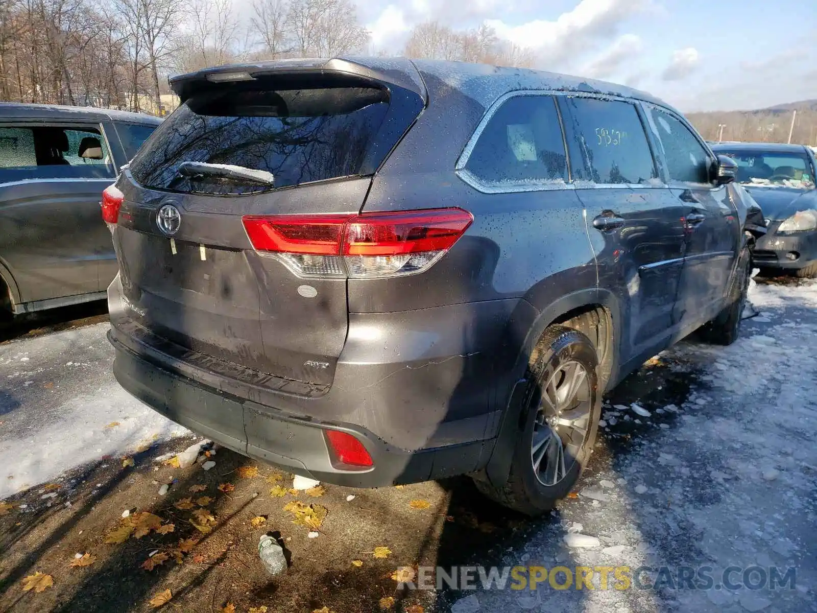 4 Photograph of a damaged car 5TDBZRFH2KS727768 TOYOTA HIGHLANDER 2019