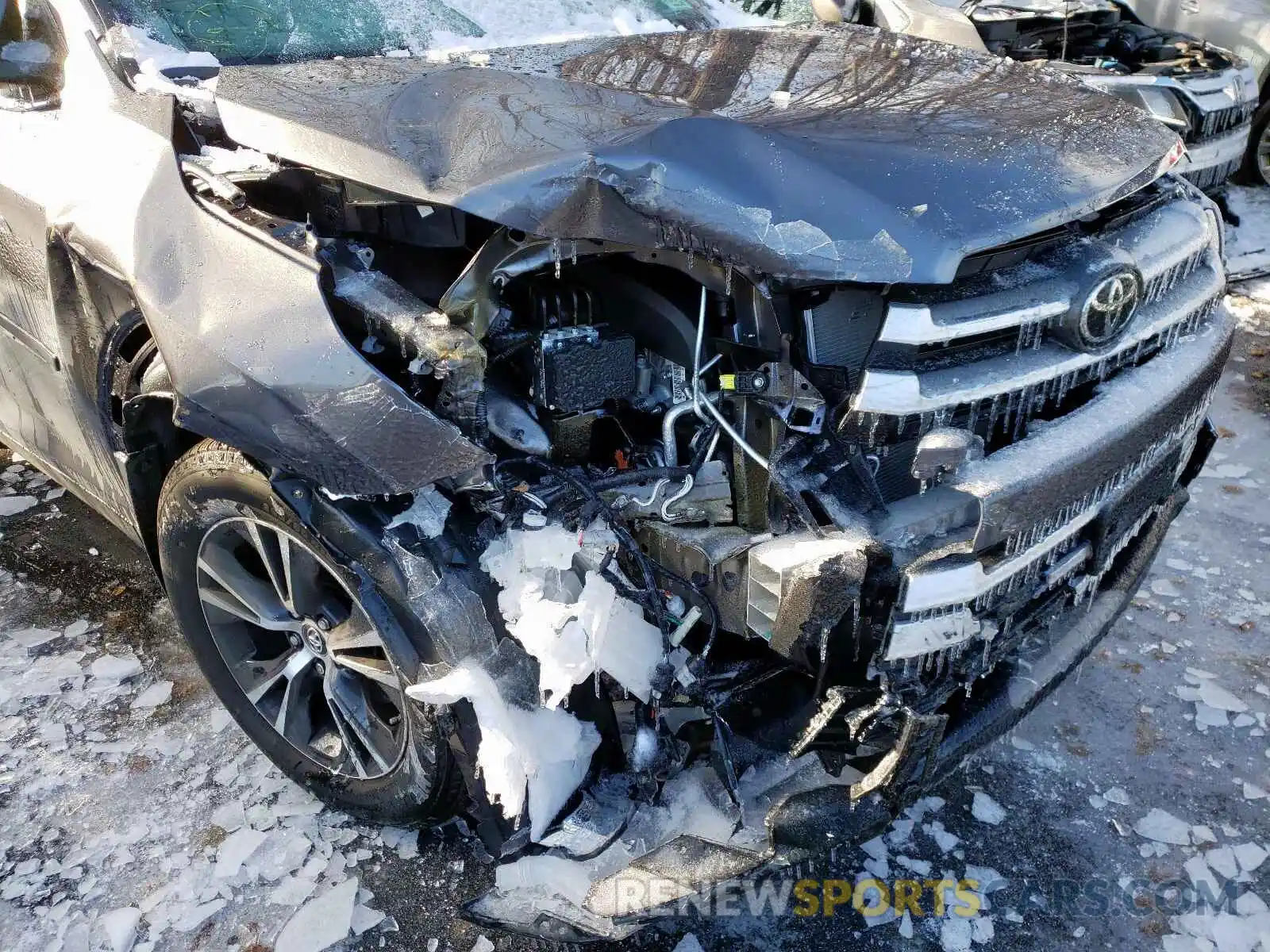 9 Photograph of a damaged car 5TDBZRFH2KS727768 TOYOTA HIGHLANDER 2019