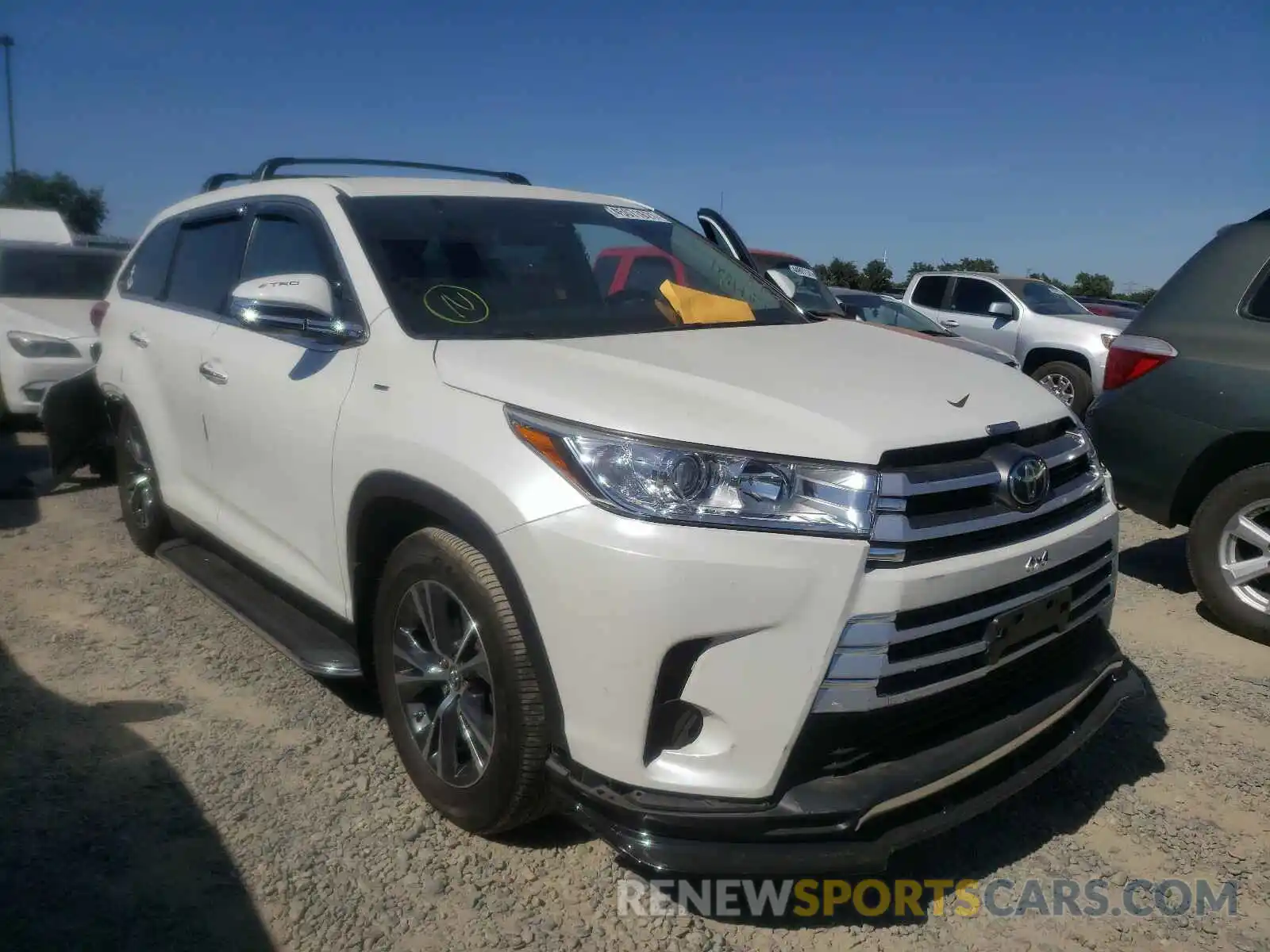 1 Photograph of a damaged car 5TDBZRFH2KS740004 TOYOTA HIGHLANDER 2019