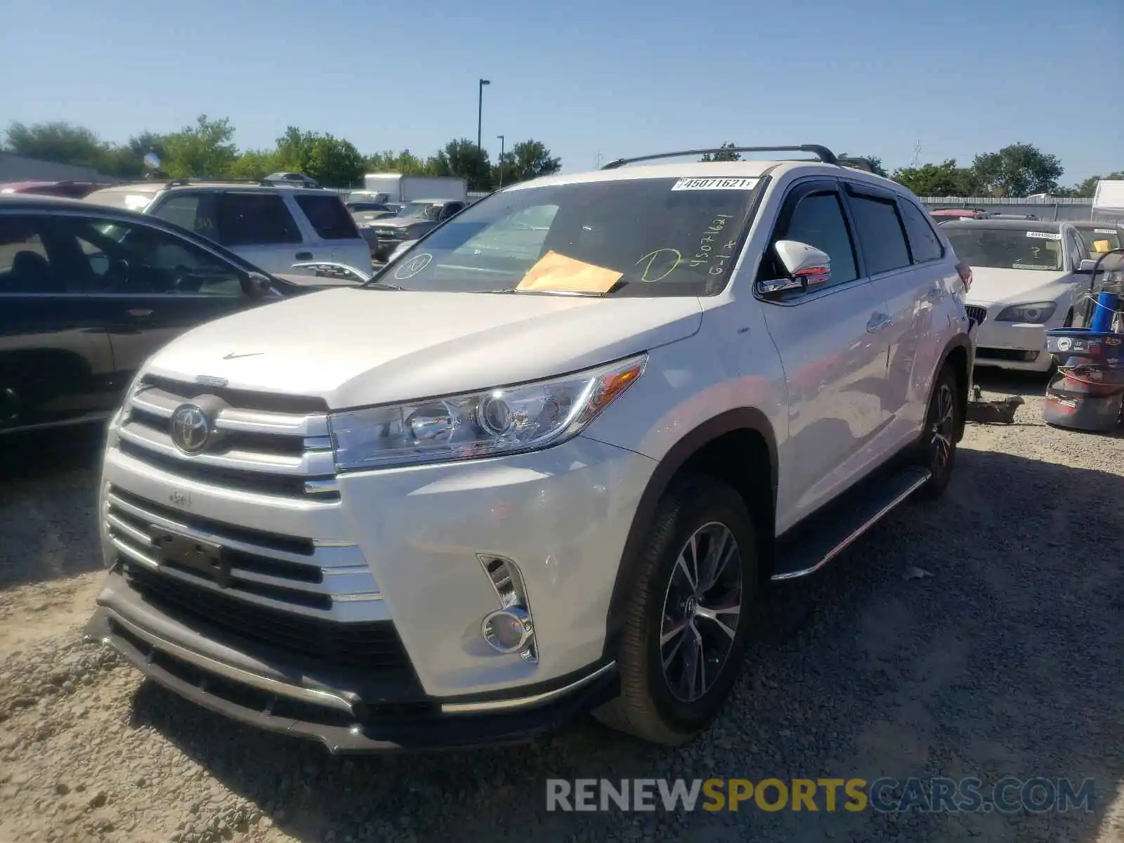 2 Photograph of a damaged car 5TDBZRFH2KS740004 TOYOTA HIGHLANDER 2019