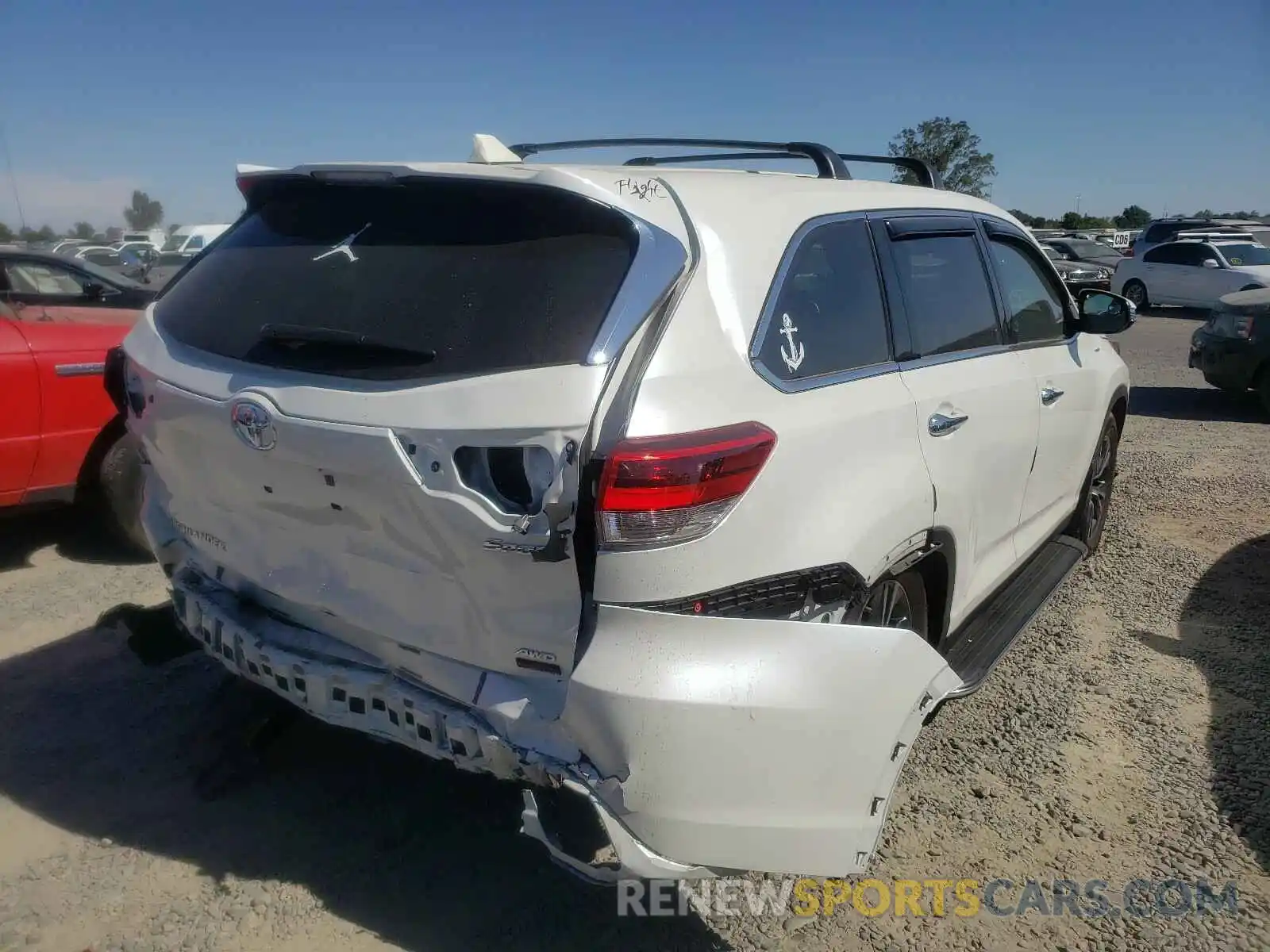 4 Photograph of a damaged car 5TDBZRFH2KS740004 TOYOTA HIGHLANDER 2019