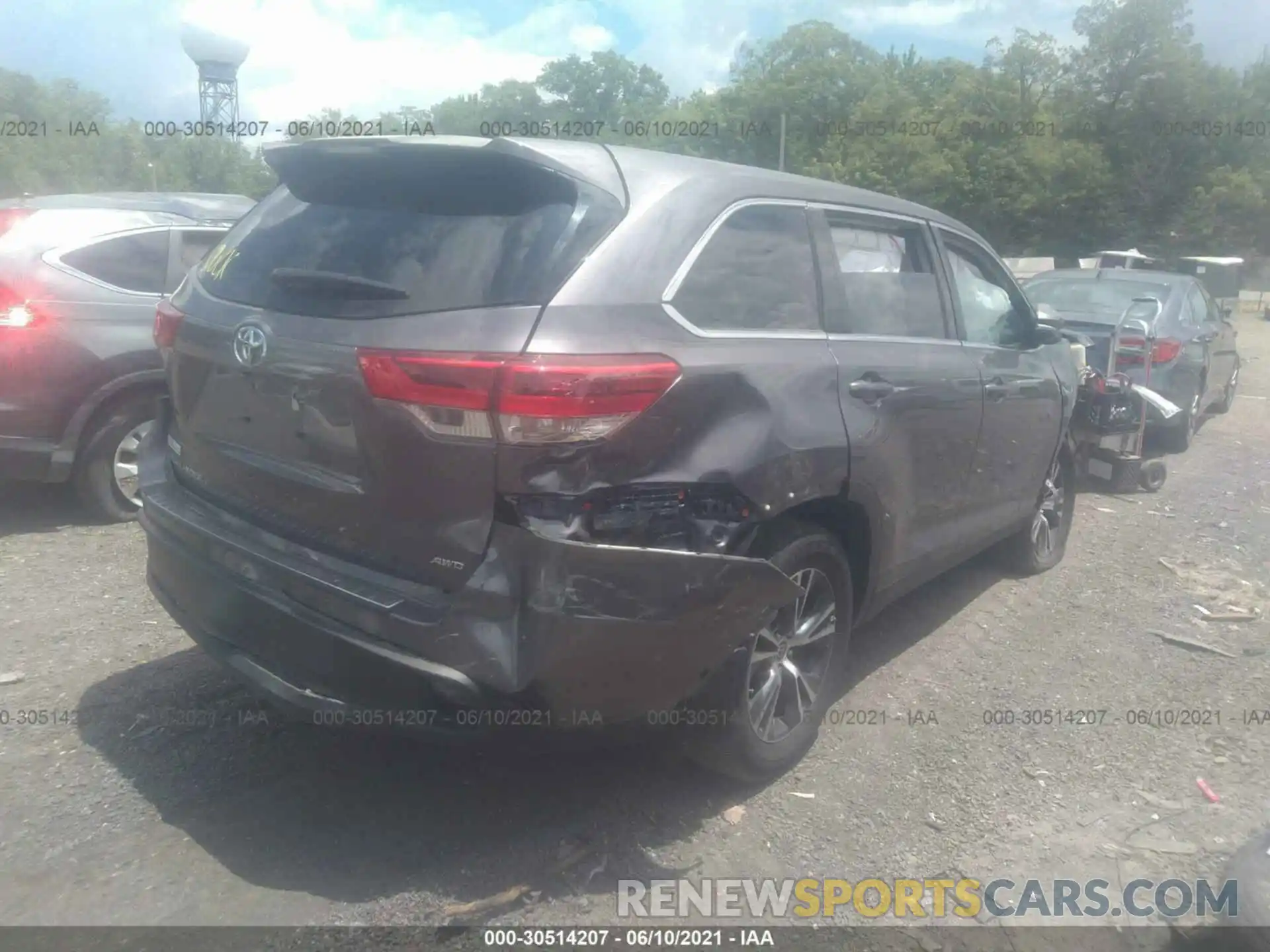 4 Photograph of a damaged car 5TDBZRFH2KS743419 TOYOTA HIGHLANDER 2019