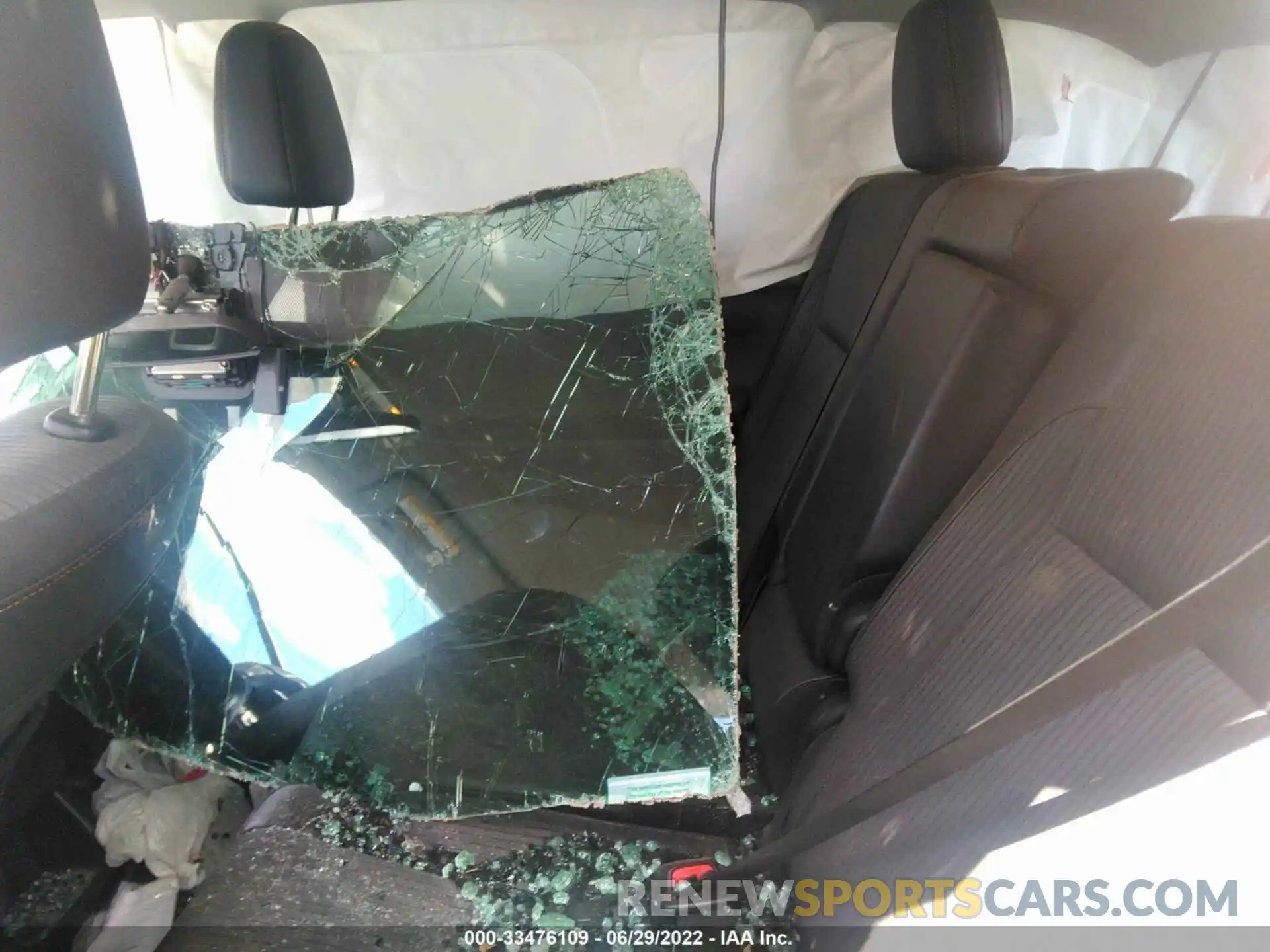 8 Photograph of a damaged car 5TDBZRFH2KS743680 TOYOTA HIGHLANDER 2019