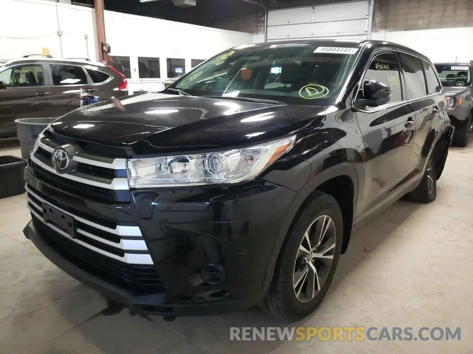 2 Photograph of a damaged car 5TDBZRFH2KS746823 TOYOTA HIGHLANDER 2019