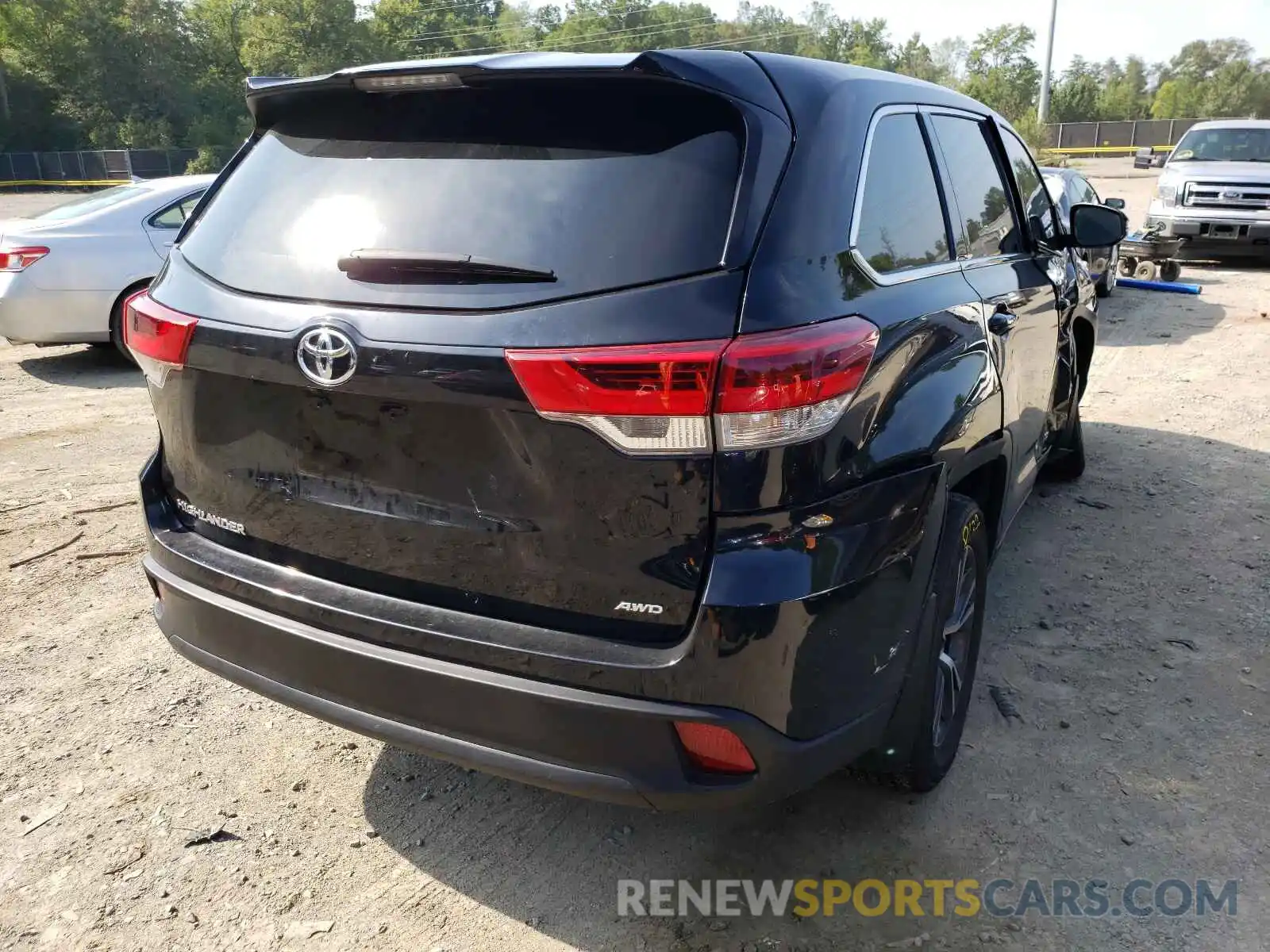 4 Photograph of a damaged car 5TDBZRFH2KS747549 TOYOTA HIGHLANDER 2019