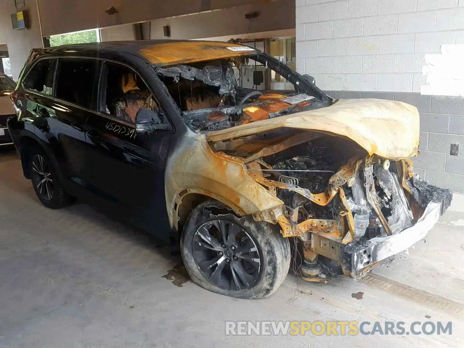 1 Photograph of a damaged car 5TDBZRFH2KS923872 TOYOTA HIGHLANDER 2019