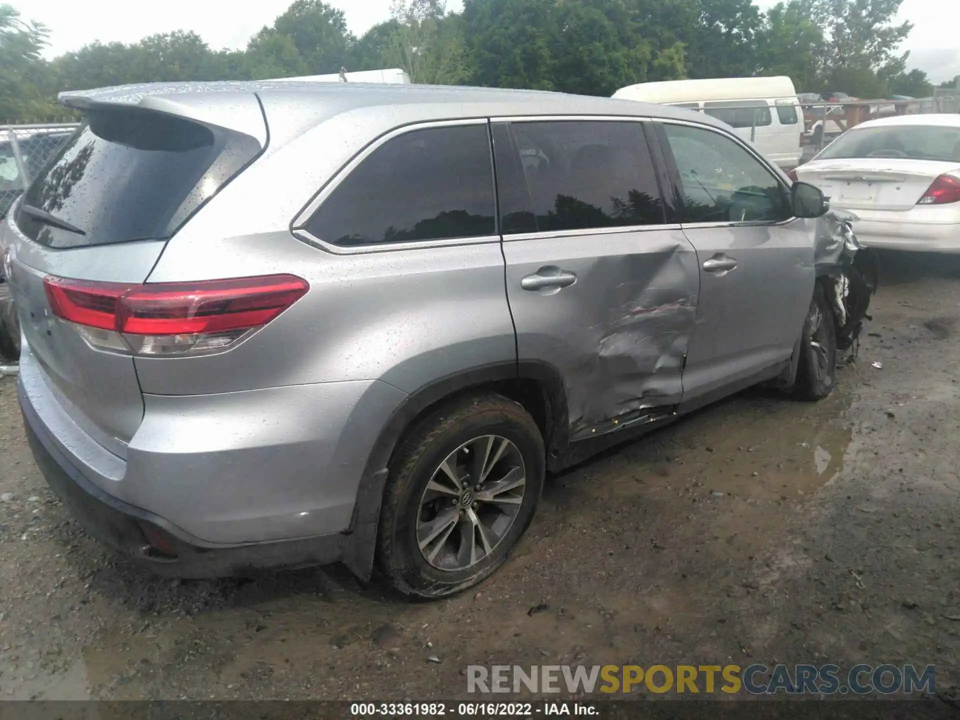 4 Photograph of a damaged car 5TDBZRFH2KS931602 TOYOTA HIGHLANDER 2019