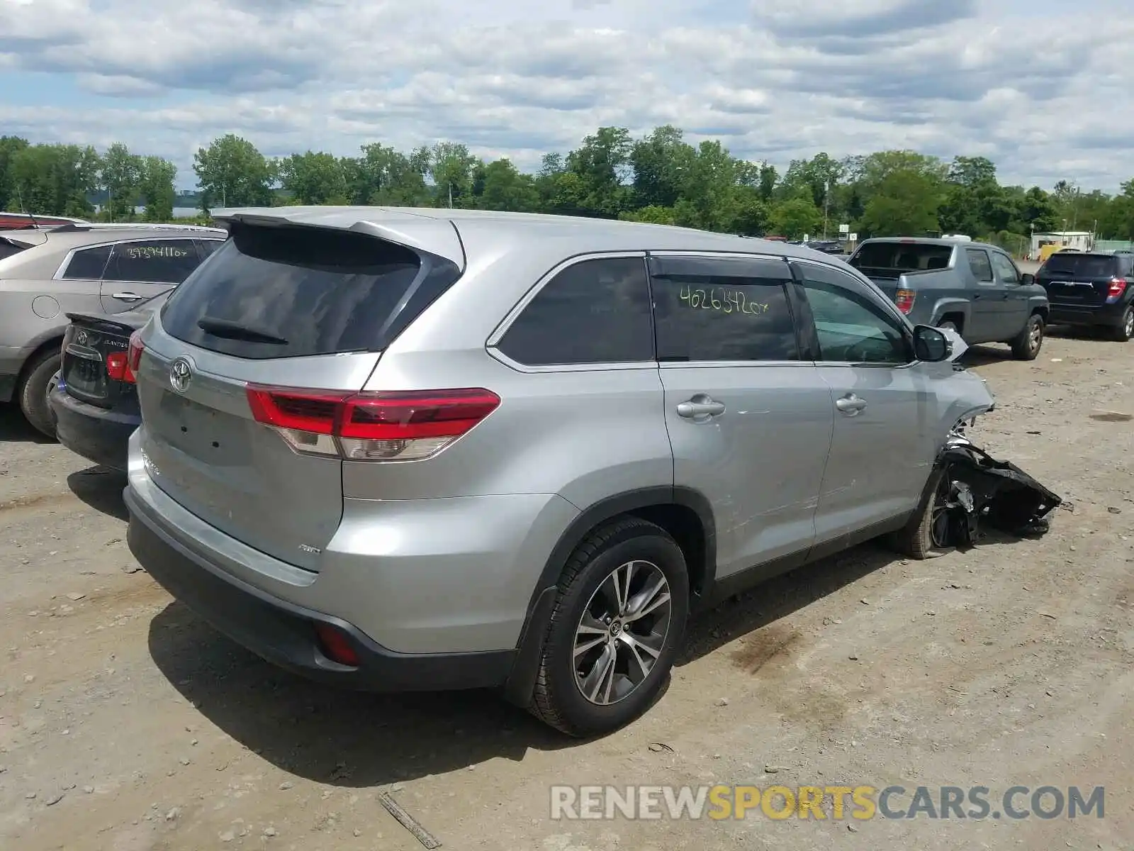 4 Photograph of a damaged car 5TDBZRFH2KS932572 TOYOTA HIGHLANDER 2019