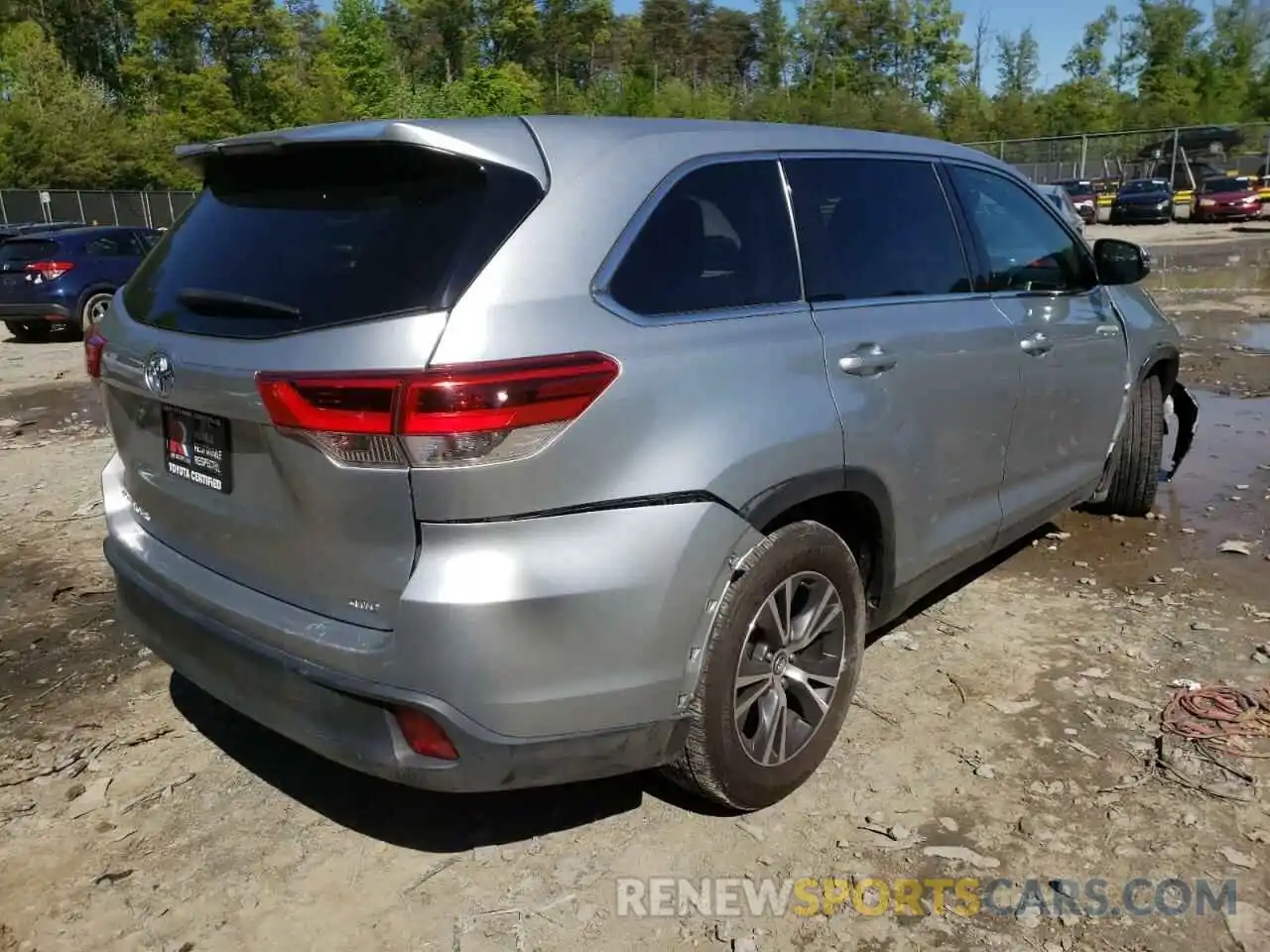 4 Photograph of a damaged car 5TDBZRFH2KS944303 TOYOTA HIGHLANDER 2019