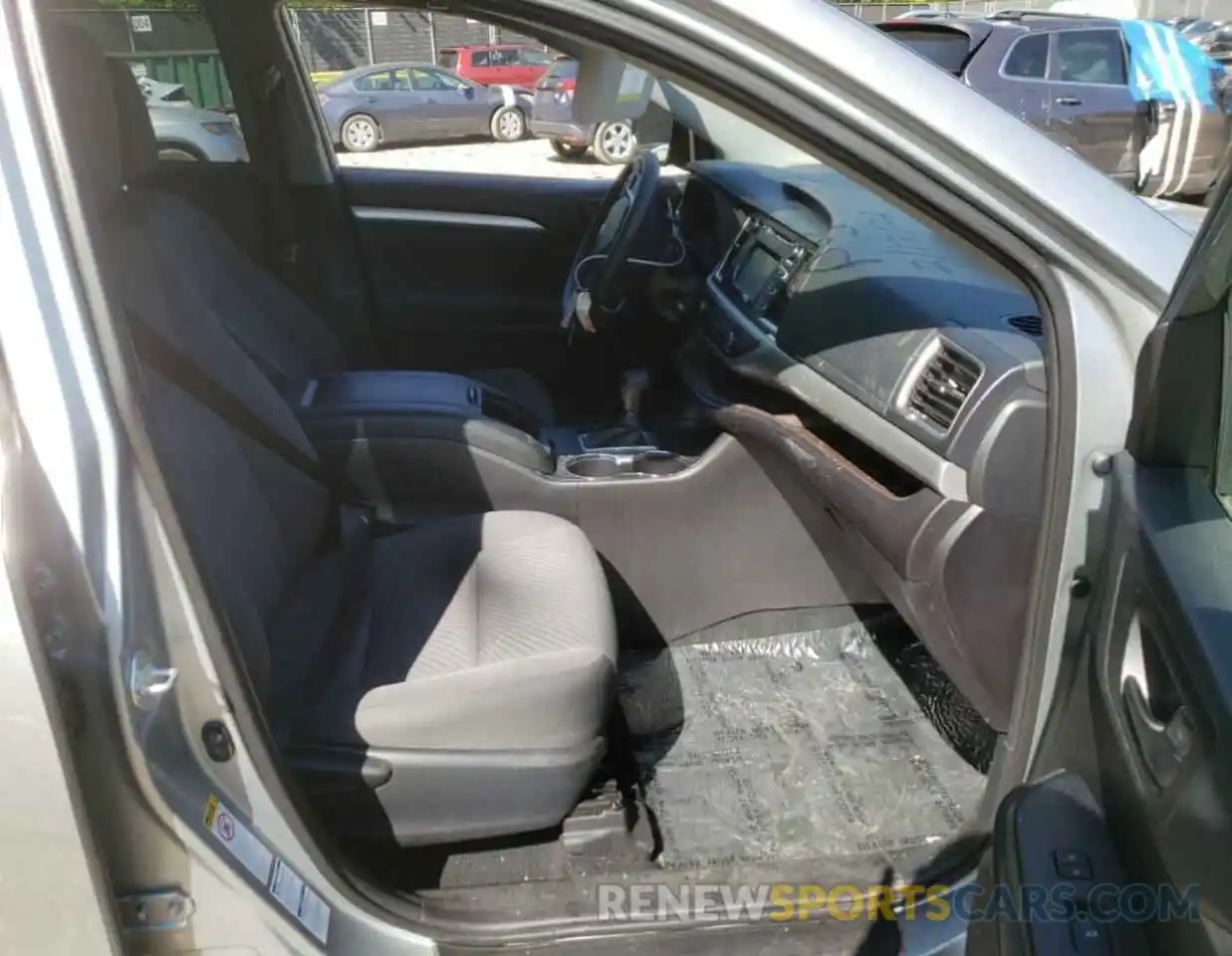 5 Photograph of a damaged car 5TDBZRFH2KS944303 TOYOTA HIGHLANDER 2019