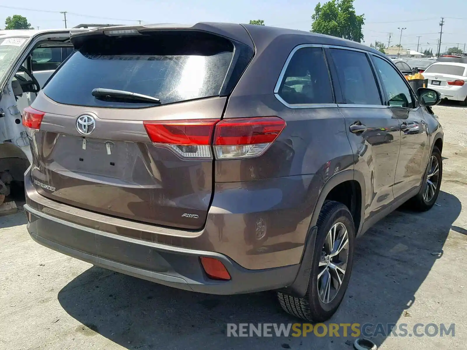 4 Photograph of a damaged car 5TDBZRFH2KS945239 TOYOTA HIGHLANDER 2019