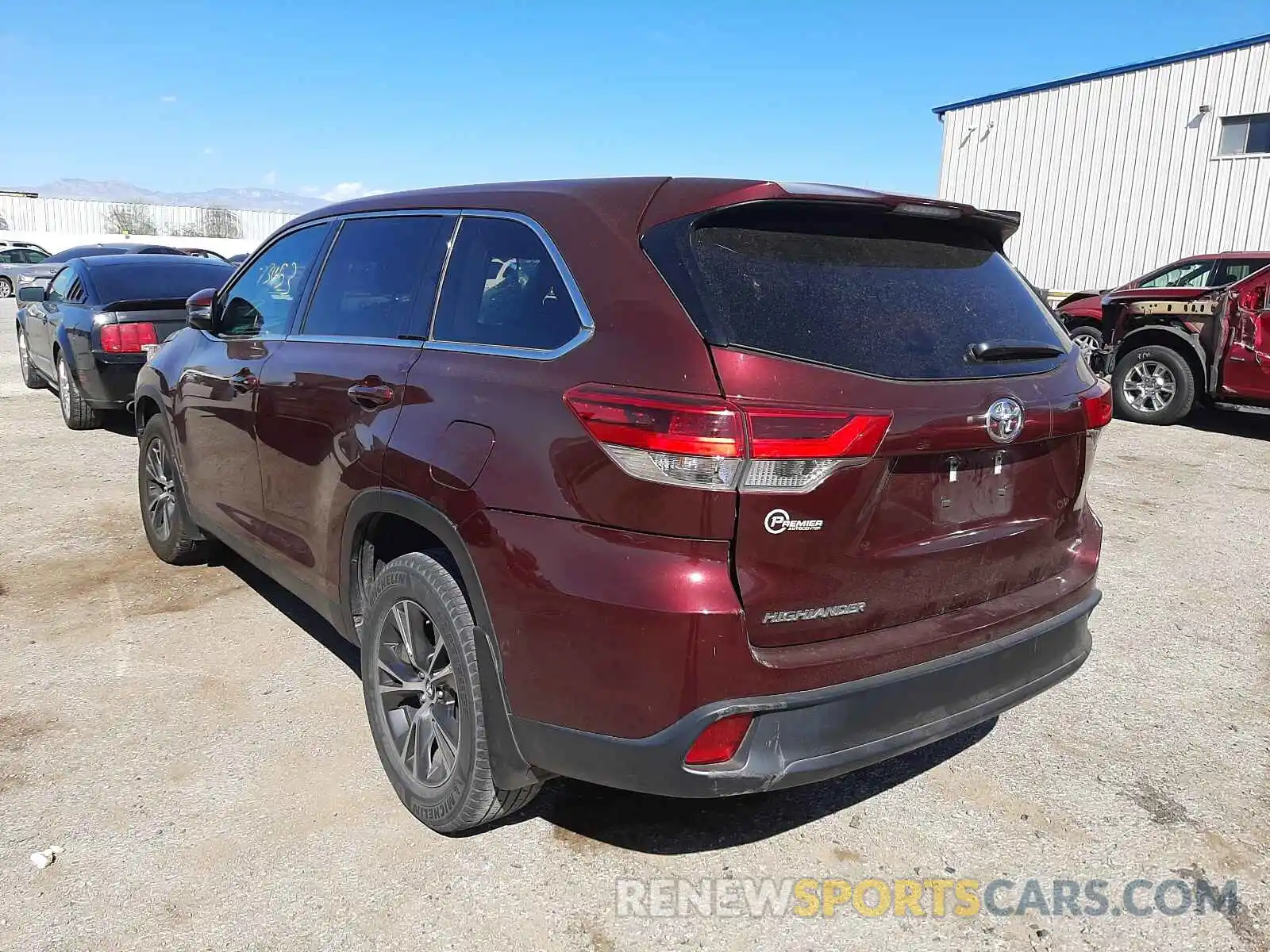 3 Photograph of a damaged car 5TDBZRFH2KS945662 TOYOTA HIGHLANDER 2019