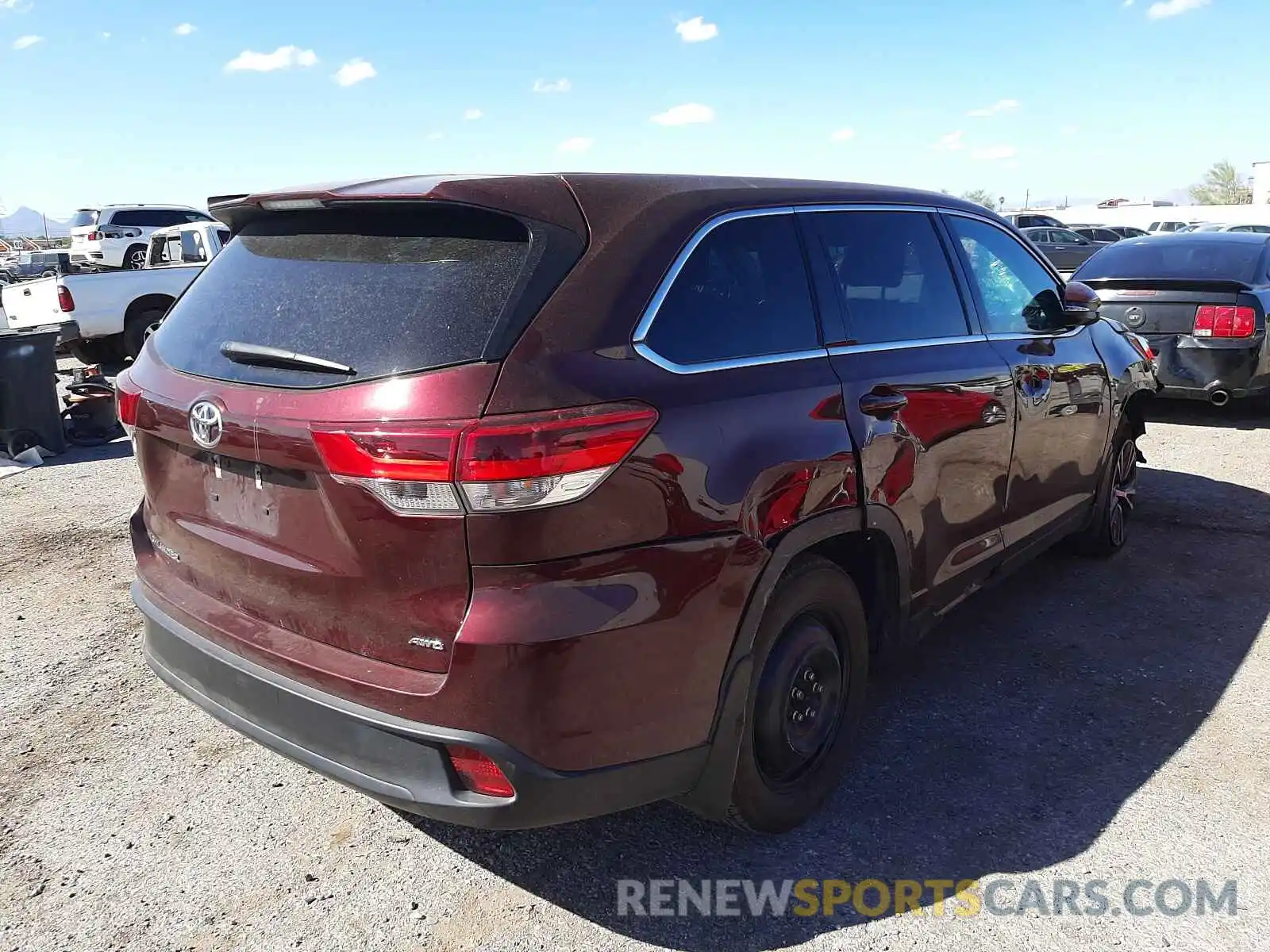 4 Photograph of a damaged car 5TDBZRFH2KS945662 TOYOTA HIGHLANDER 2019