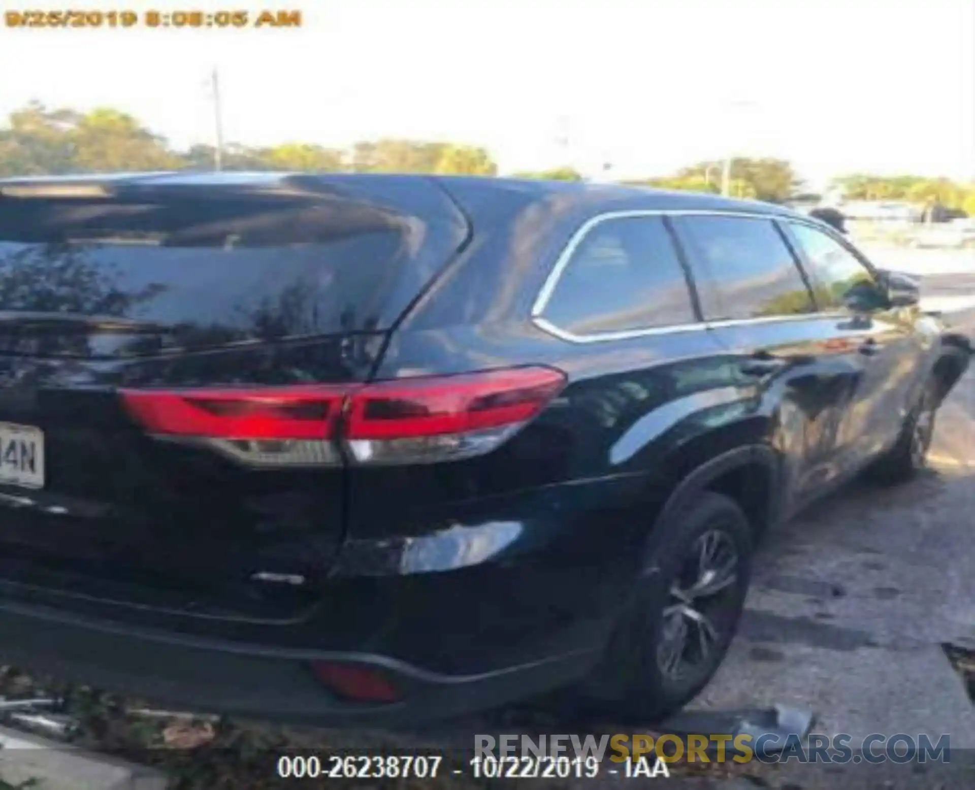 4 Photograph of a damaged car 5TDBZRFH2KS946228 TOYOTA HIGHLANDER 2019