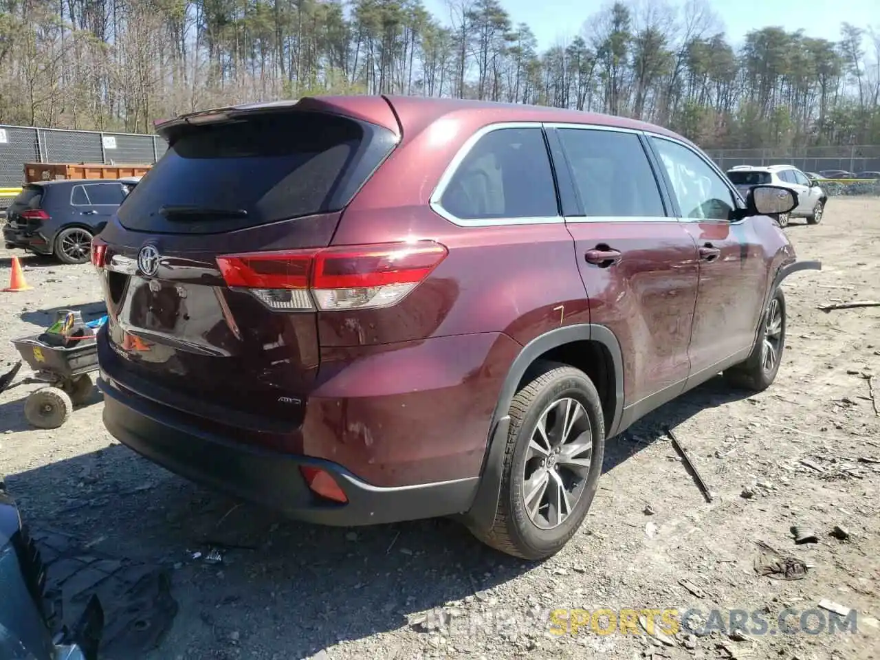 4 Photograph of a damaged car 5TDBZRFH2KS983554 TOYOTA HIGHLANDER 2019