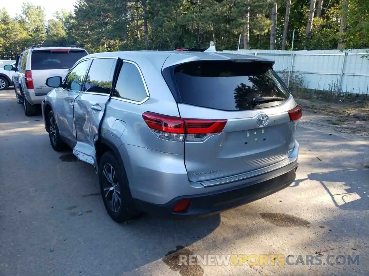 3 Photograph of a damaged car 5TDBZRFH2KS993615 TOYOTA HIGHLANDER 2019