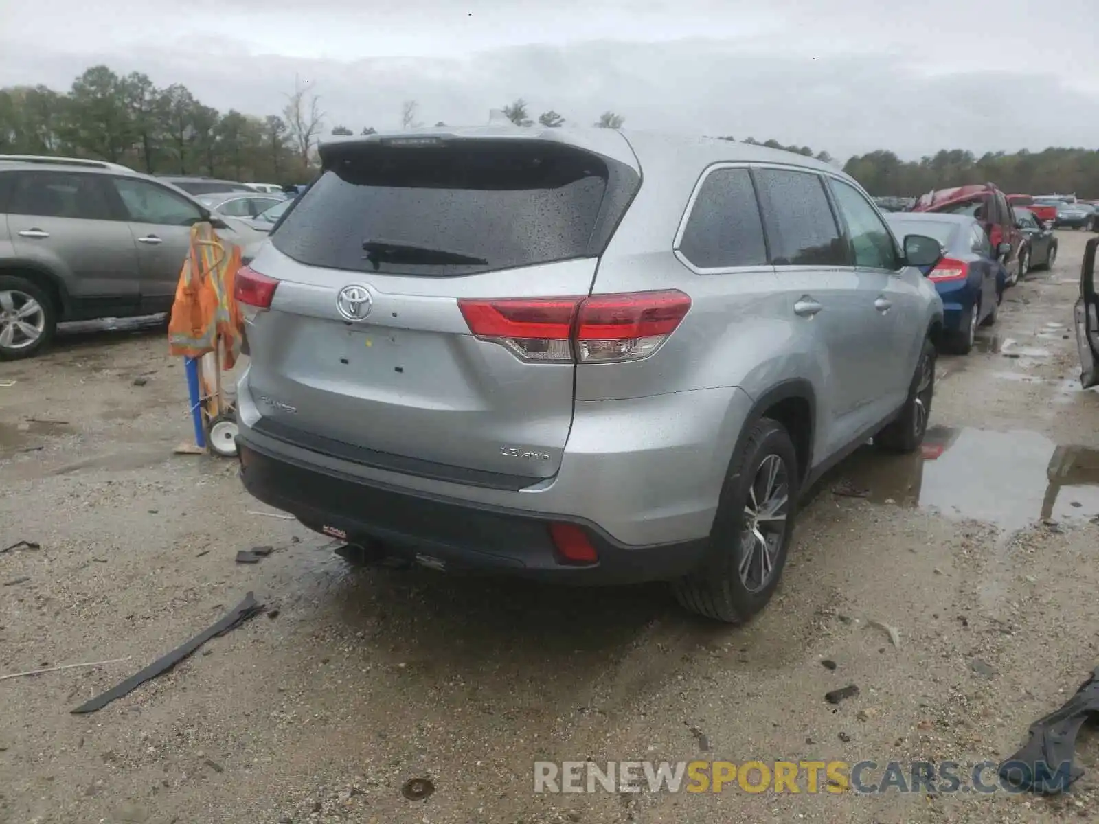 4 Photograph of a damaged car 5TDBZRFH2KS997180 TOYOTA HIGHLANDER 2019