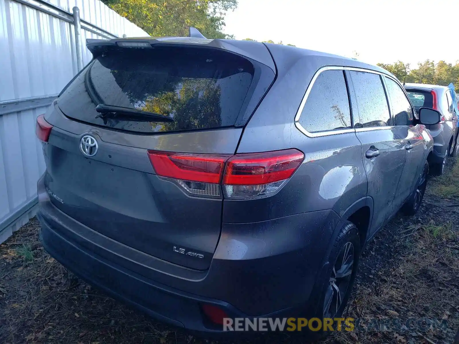 4 Photograph of a damaged car 5TDBZRFH3KS701275 TOYOTA HIGHLANDER 2019