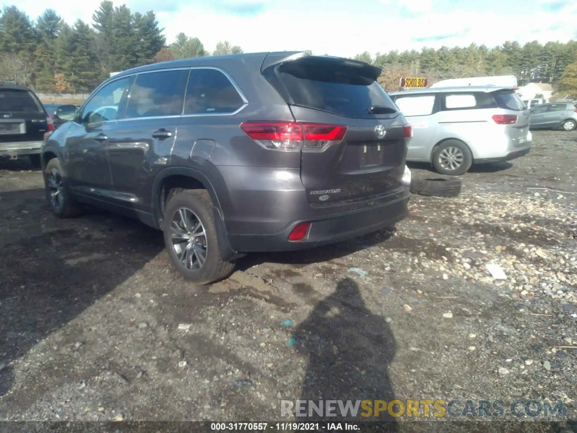 3 Photograph of a damaged car 5TDBZRFH3KS717203 TOYOTA HIGHLANDER 2019