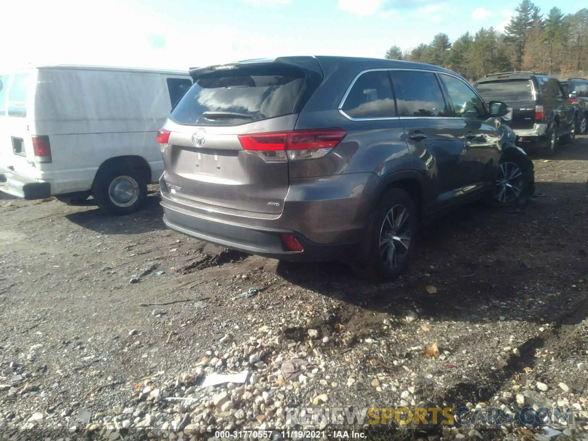 4 Photograph of a damaged car 5TDBZRFH3KS717203 TOYOTA HIGHLANDER 2019