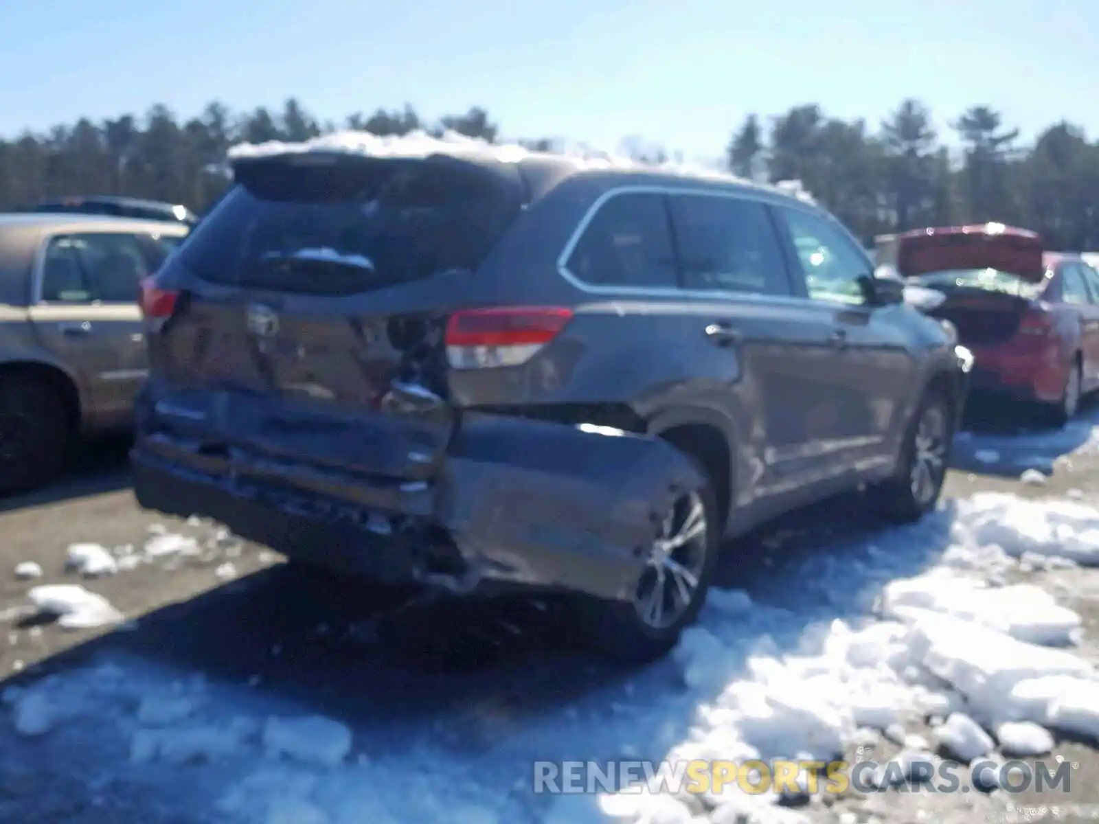 4 Photograph of a damaged car 5TDBZRFH3KS921614 TOYOTA HIGHLANDER 2019