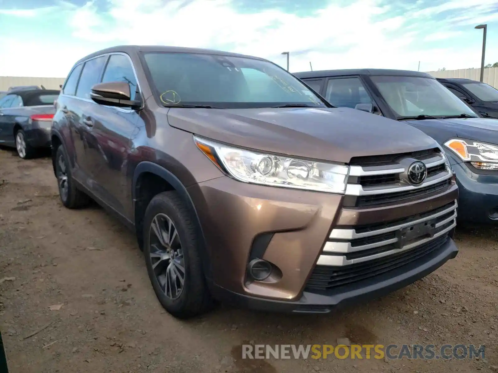 1 Photograph of a damaged car 5TDBZRFH3KS923282 TOYOTA HIGHLANDER 2019