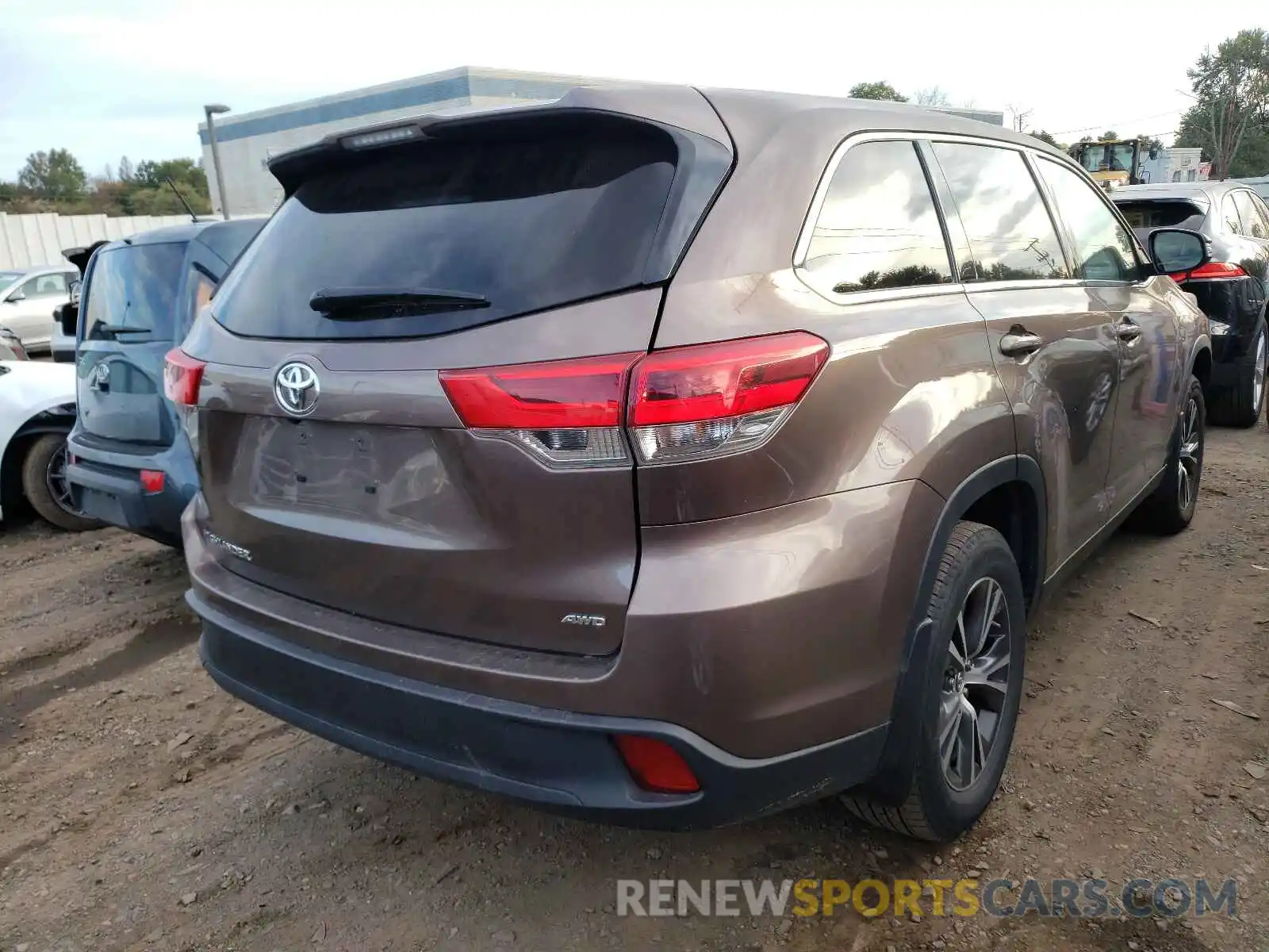 4 Photograph of a damaged car 5TDBZRFH3KS923282 TOYOTA HIGHLANDER 2019