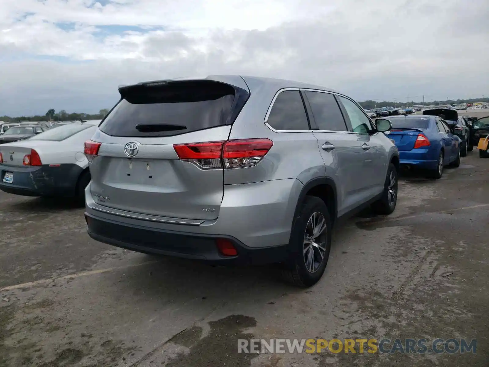 4 Photograph of a damaged car 5TDBZRFH3KS929602 TOYOTA HIGHLANDER 2019