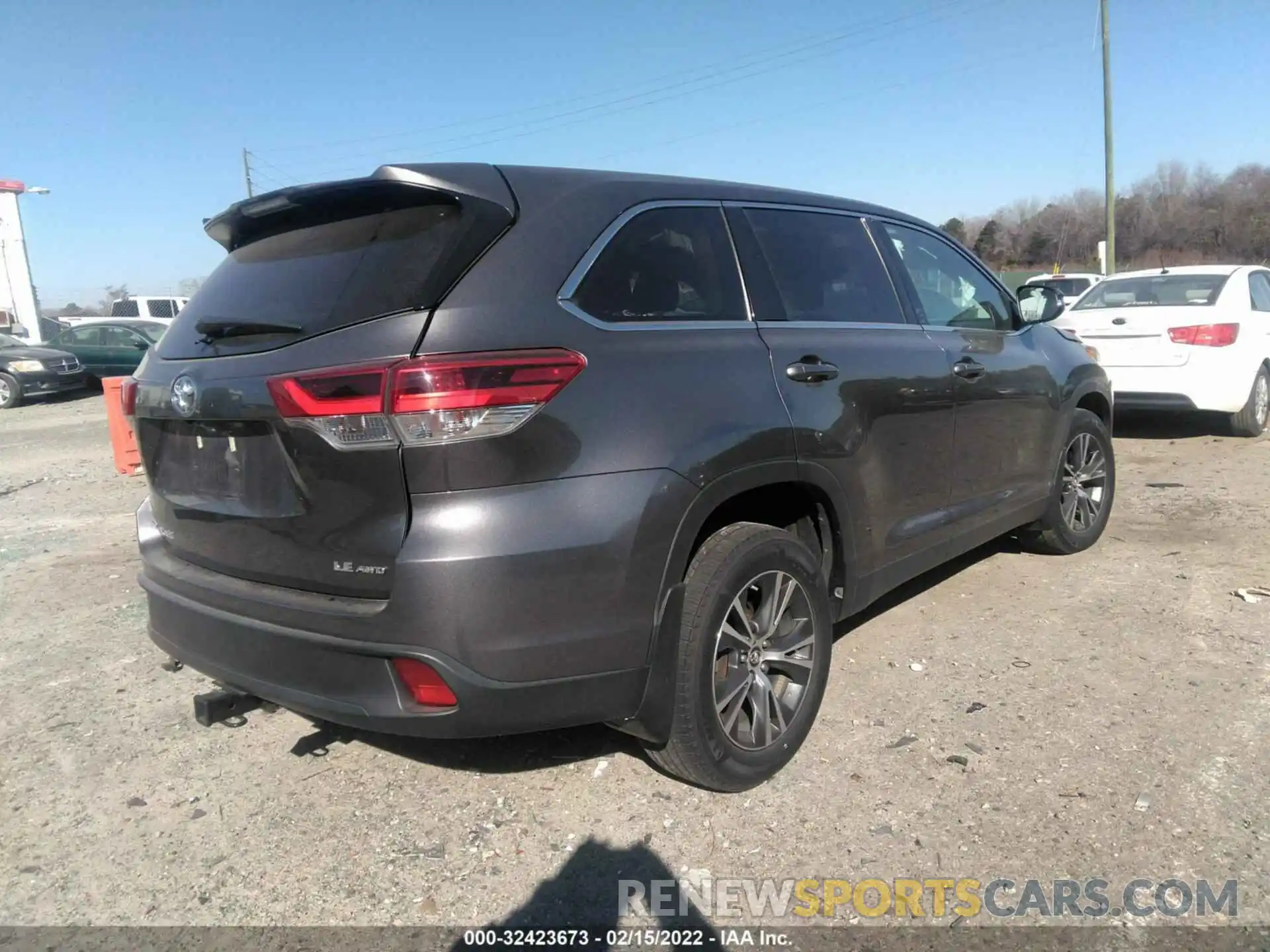 4 Photograph of a damaged car 5TDBZRFH3KS931091 TOYOTA HIGHLANDER 2019