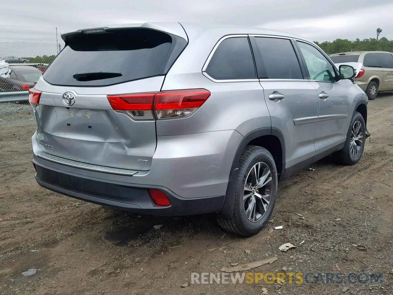 4 Photograph of a damaged car 5TDBZRFH3KS939241 TOYOTA HIGHLANDER 2019