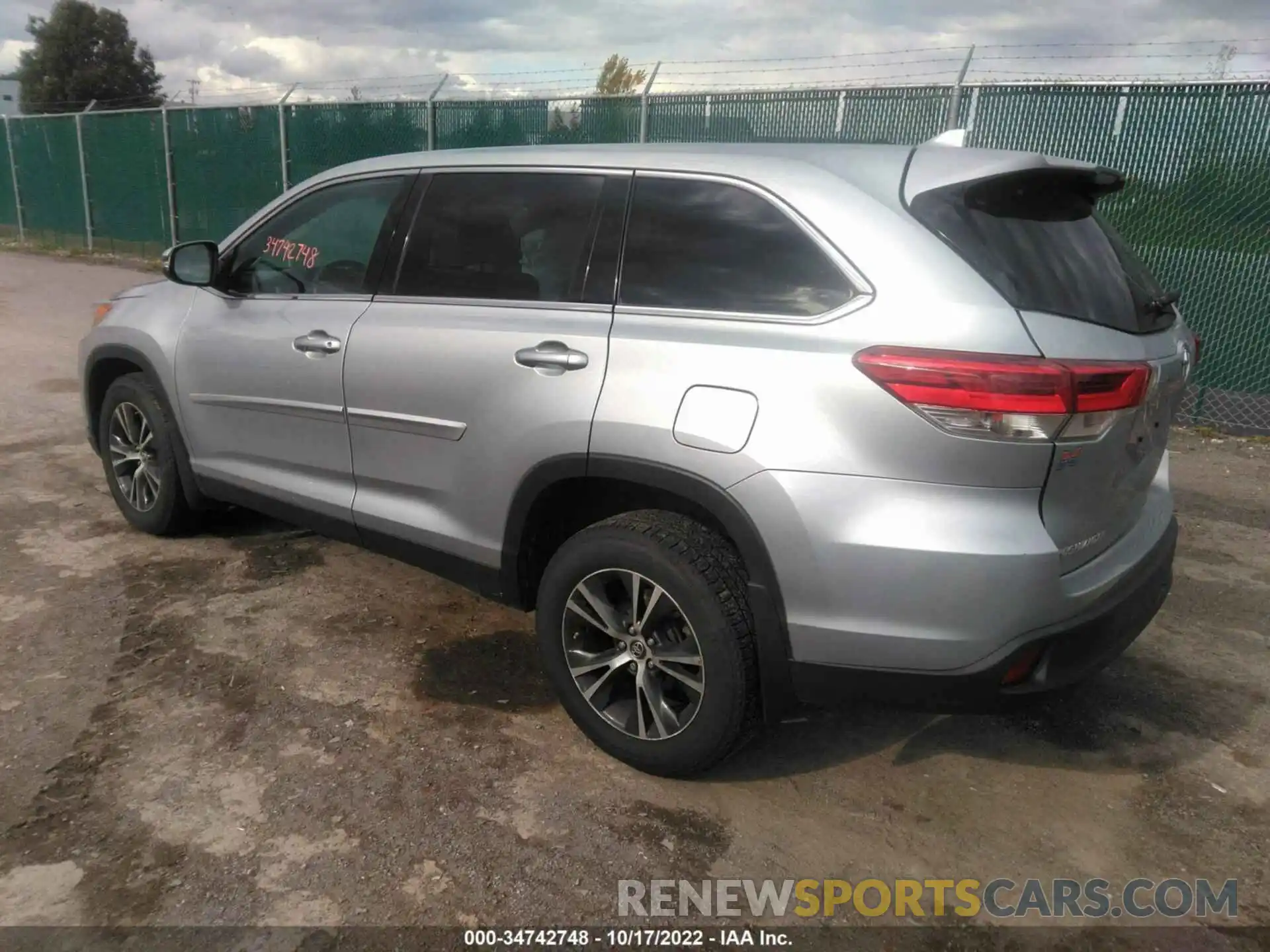 3 Photograph of a damaged car 5TDBZRFH3KS942320 TOYOTA HIGHLANDER 2019