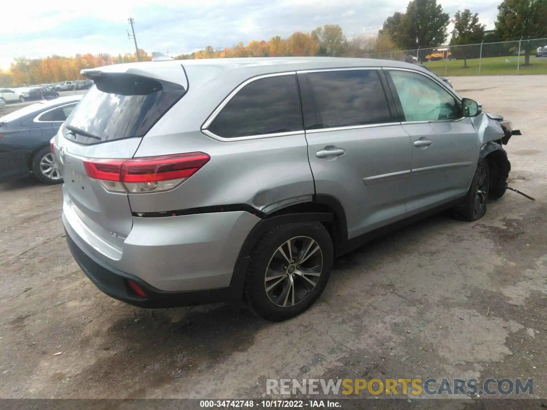 4 Photograph of a damaged car 5TDBZRFH3KS942320 TOYOTA HIGHLANDER 2019