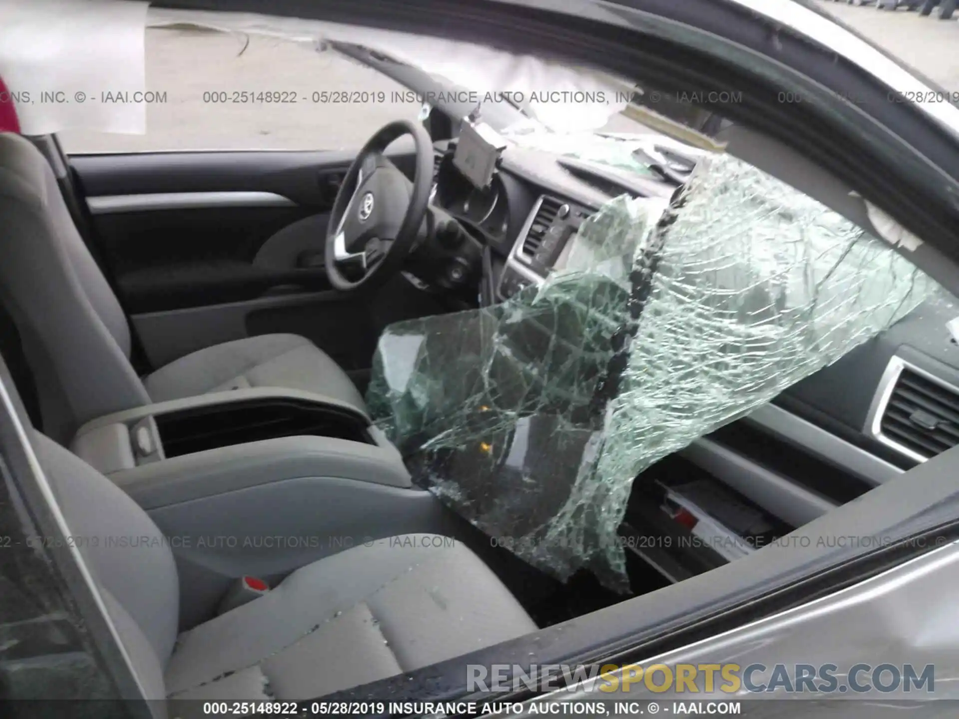 5 Photograph of a damaged car 5TDBZRFH3KS945654 TOYOTA HIGHLANDER 2019