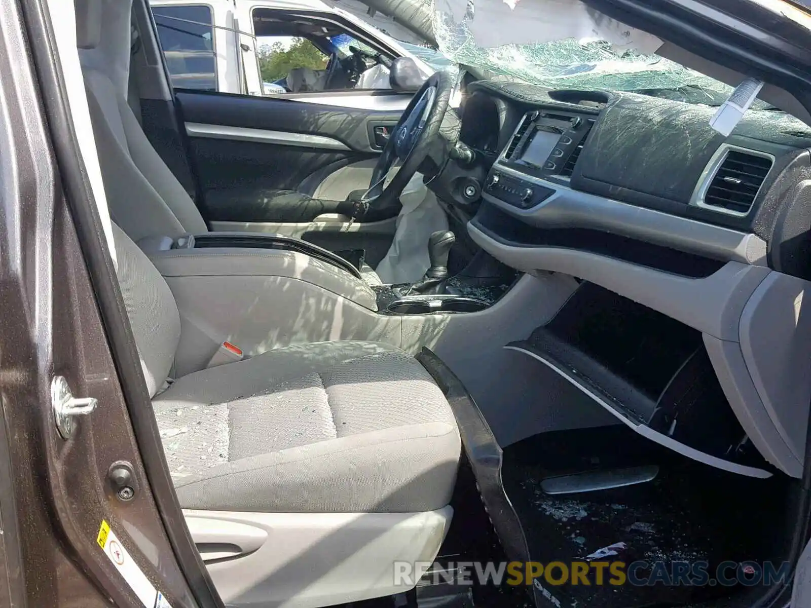 5 Photograph of a damaged car 5TDBZRFH3KS946108 TOYOTA HIGHLANDER 2019