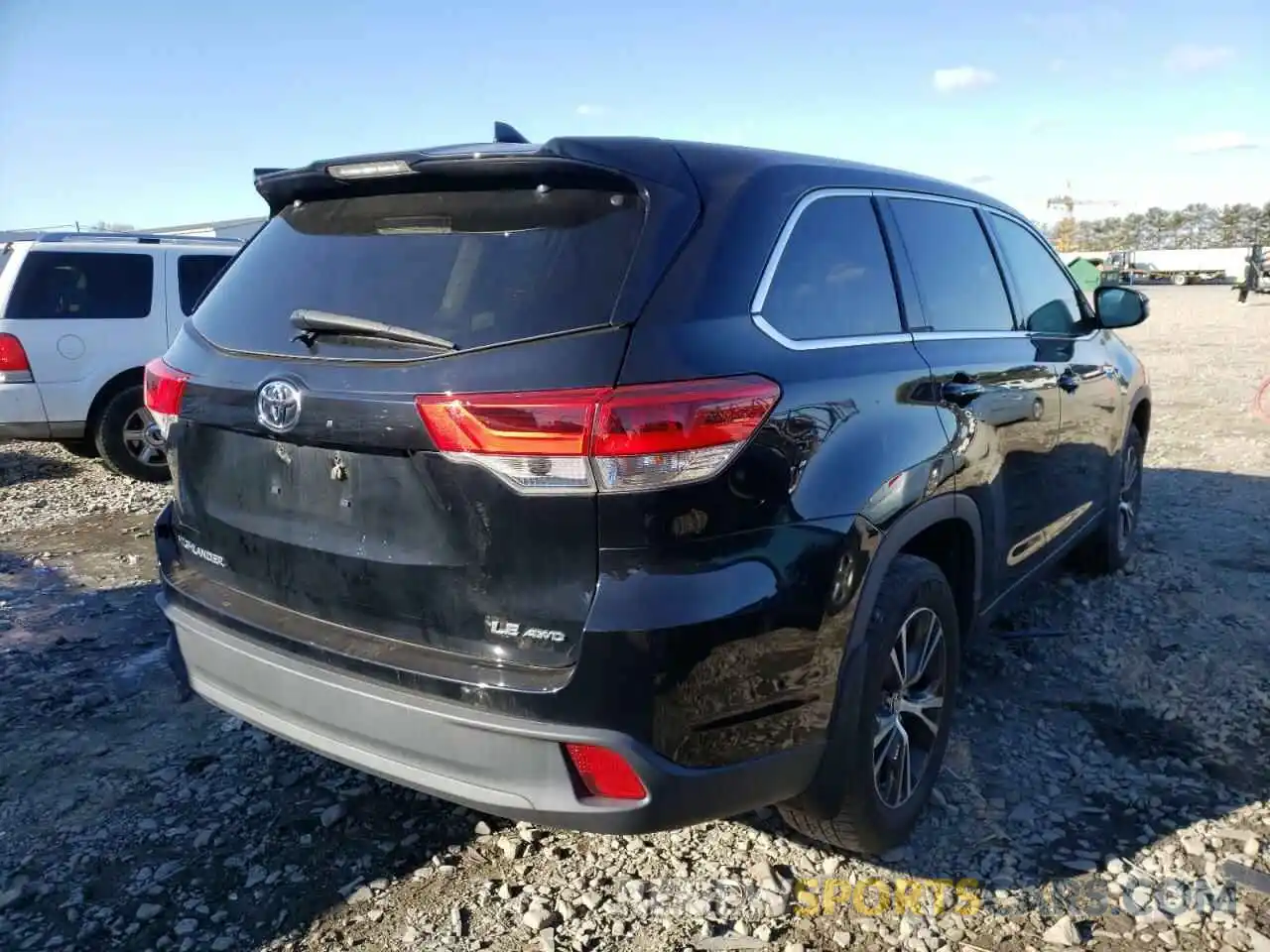 4 Photograph of a damaged car 5TDBZRFH3KS959277 TOYOTA HIGHLANDER 2019