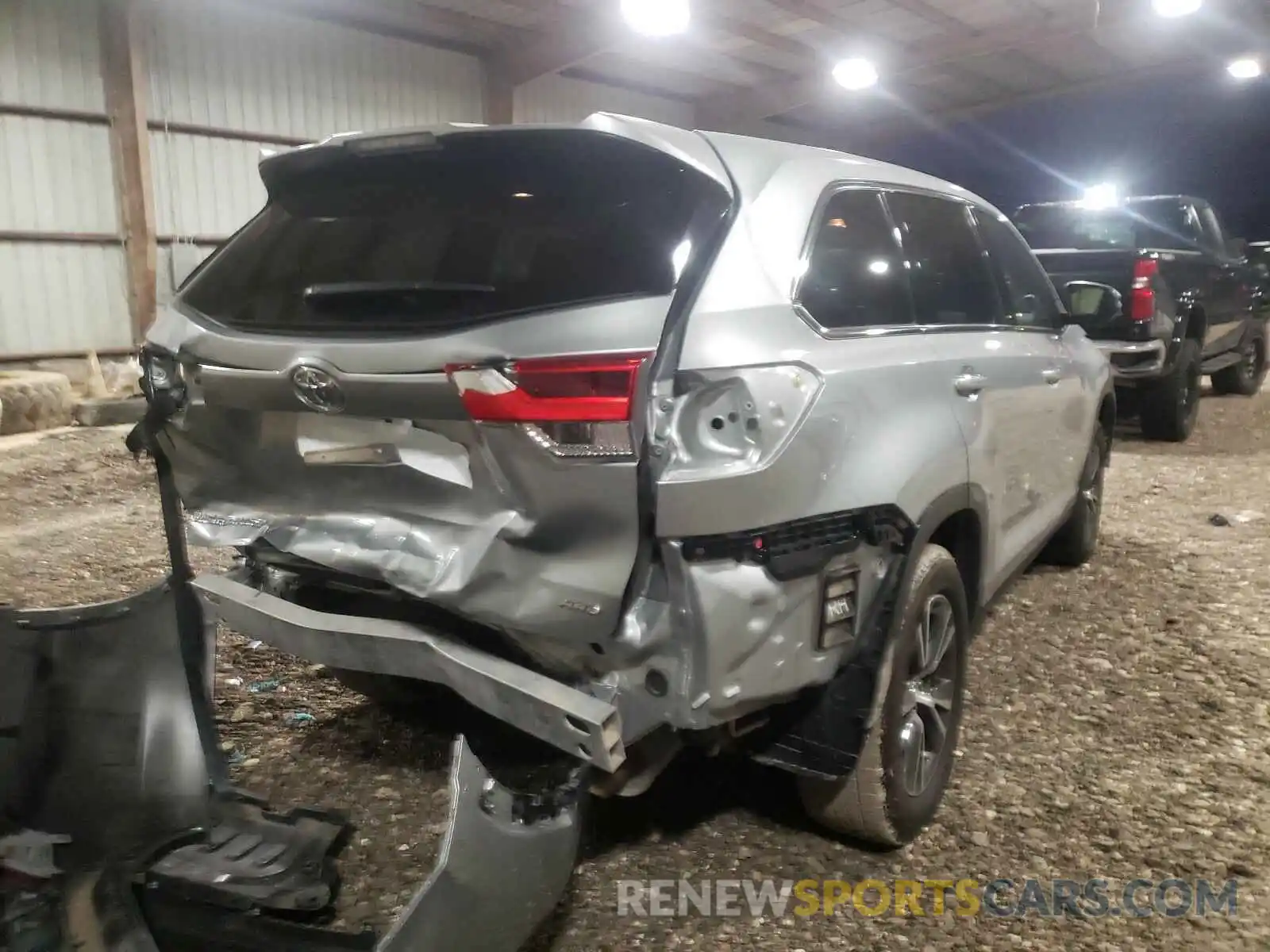 4 Photograph of a damaged car 5TDBZRFH3KS962471 TOYOTA HIGHLANDER 2019