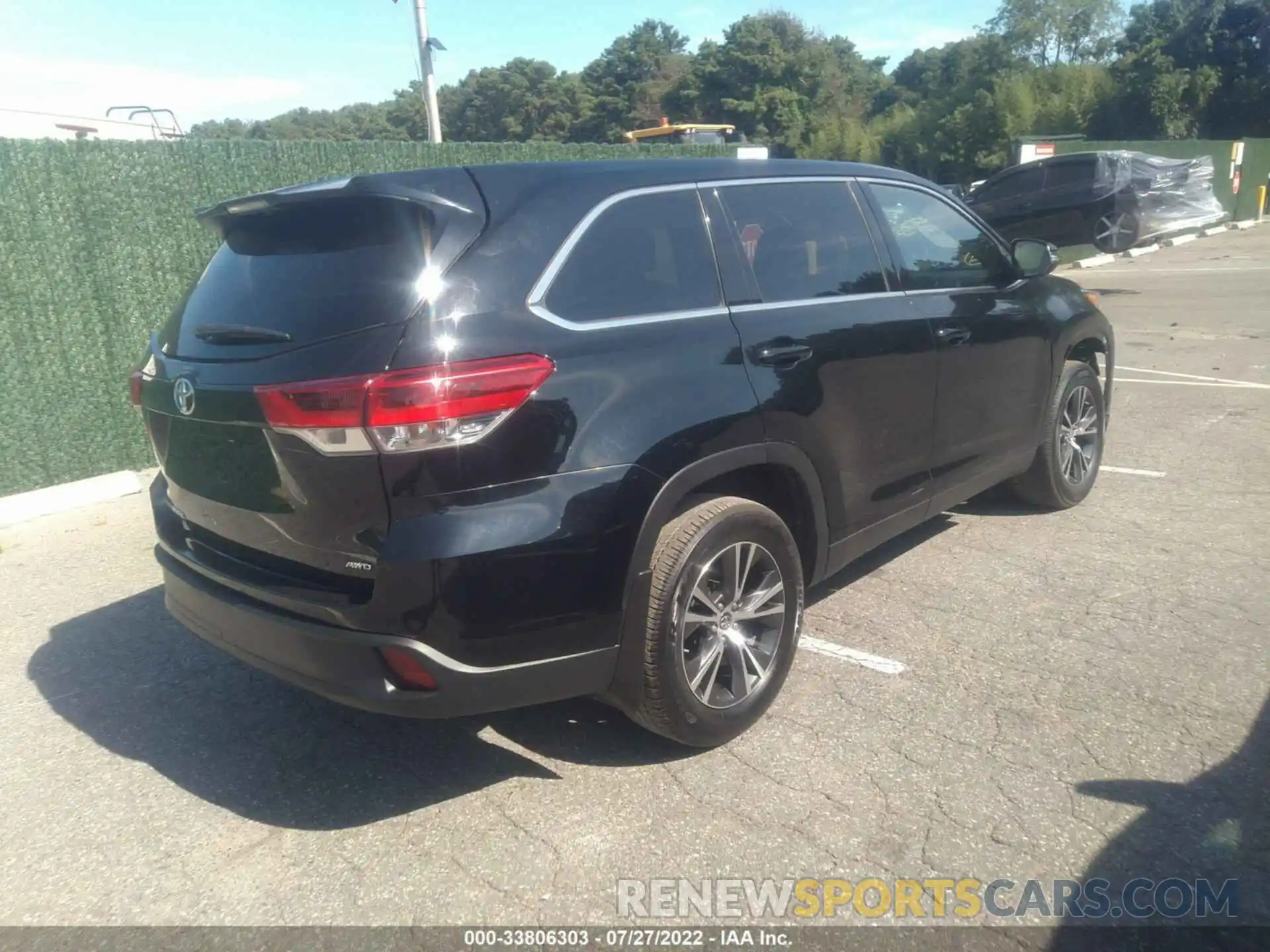 4 Photograph of a damaged car 5TDBZRFH3KS963684 TOYOTA HIGHLANDER 2019